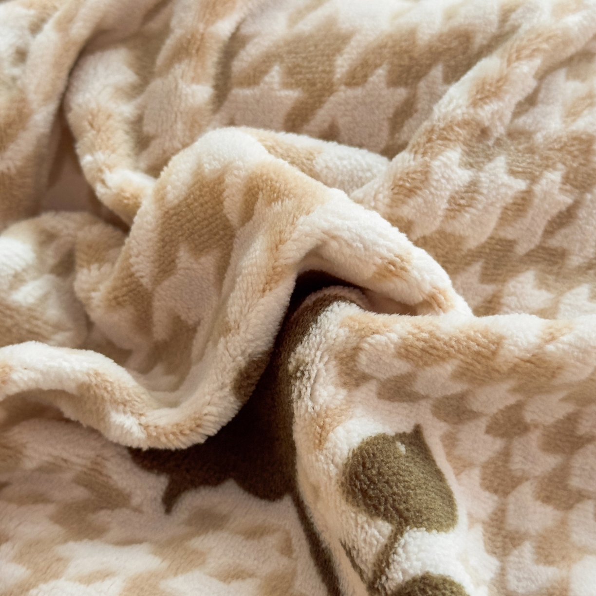 91家纺网 家纺一手货源 找家纺 女子家纺 2025新款高克重牛奶绒立体烂花四件套 千鸟花语-浅咖