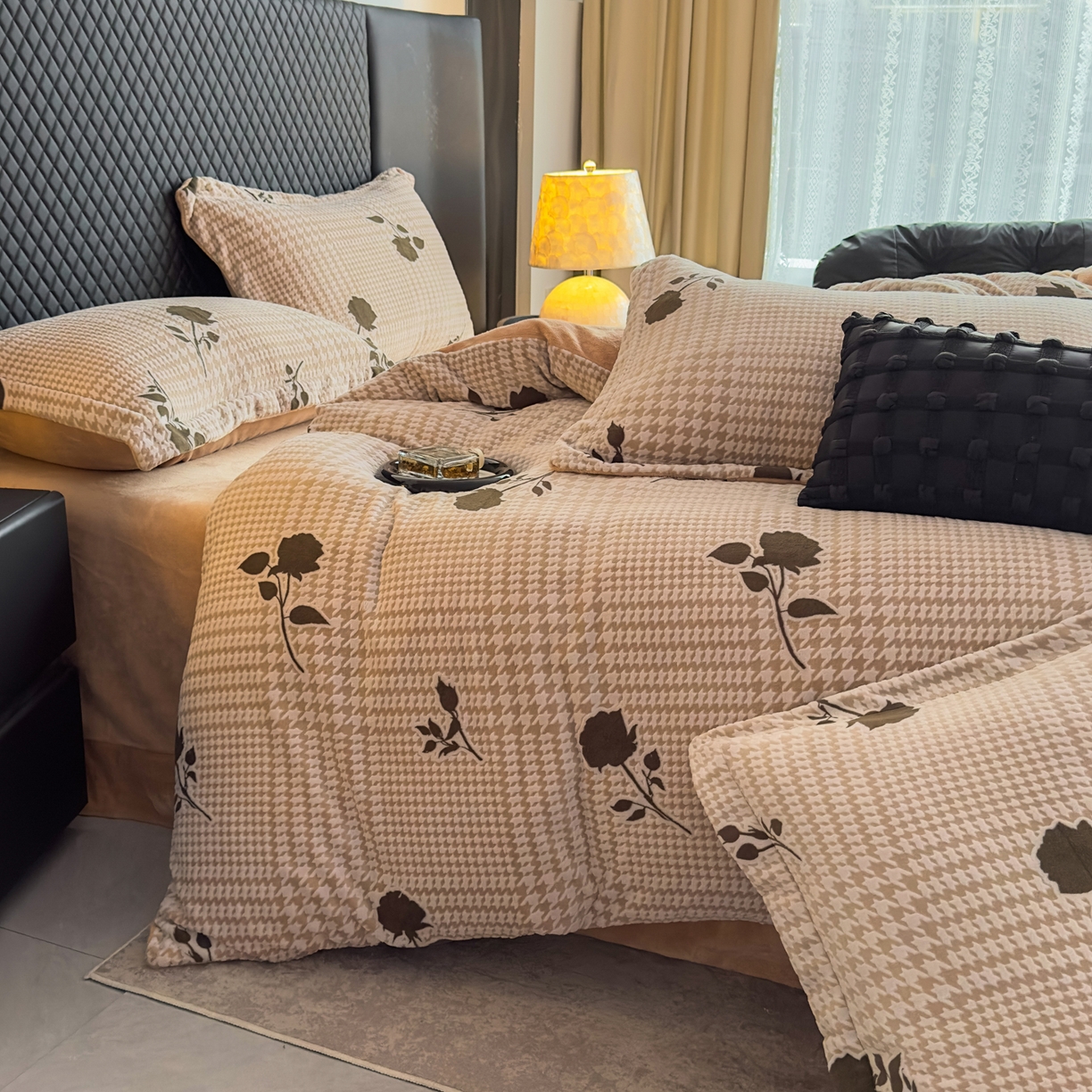 91家纺网 家纺一手货源 找家纺 女子家纺 2025新款高克重牛奶绒立体烂花四件套 千鸟花语-浅咖