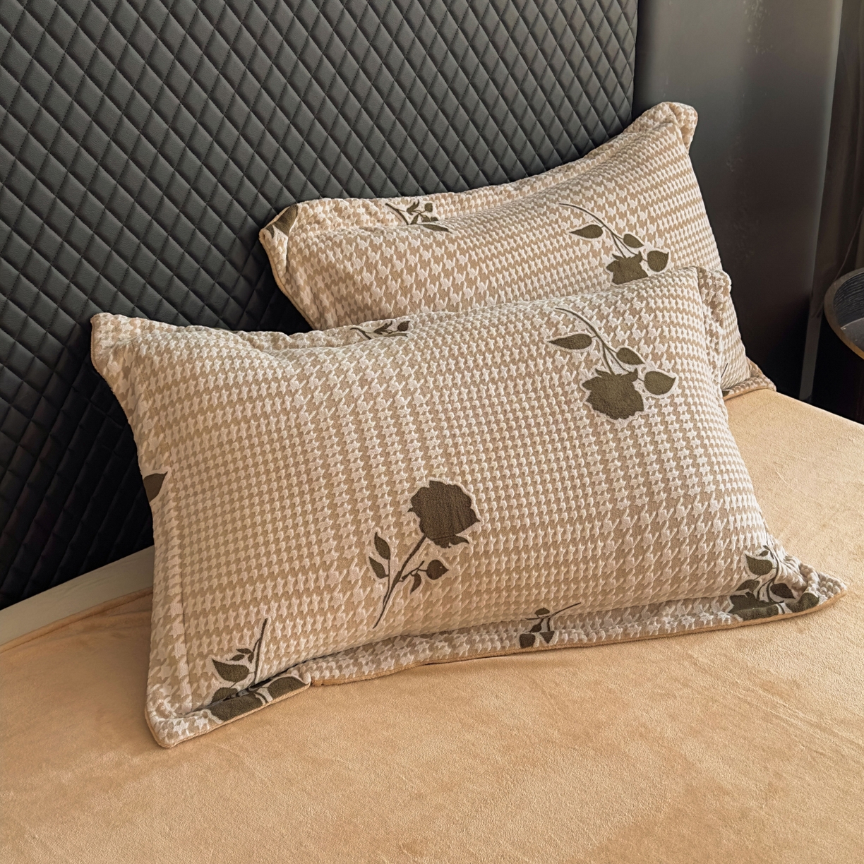 91家纺网 家纺一手货源 找家纺 女子家纺 2025新款高克重牛奶绒立体烂花四件套 千鸟花语-浅咖