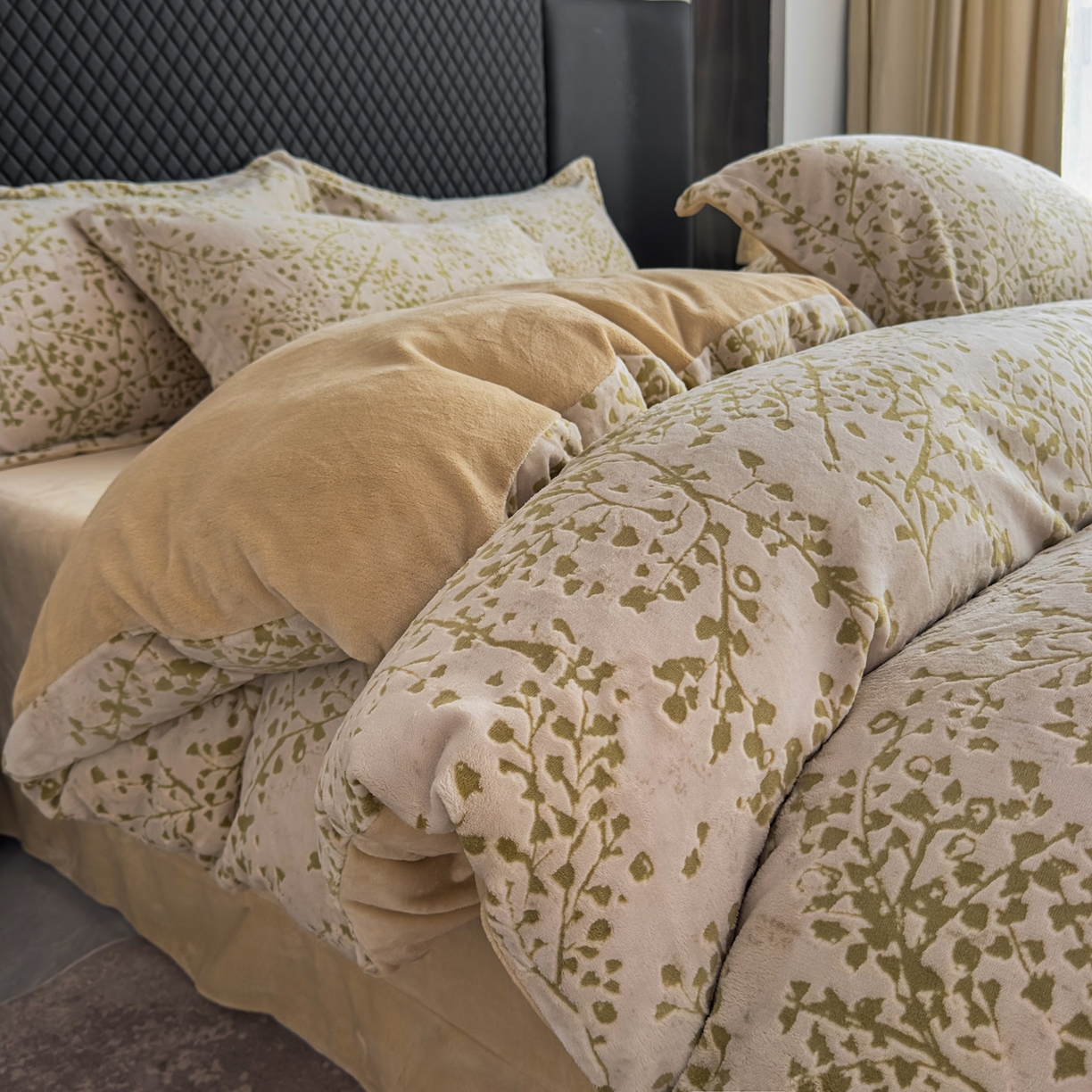 91家纺网 家纺一手货源 找家纺 女子家纺 2025新款高克重牛奶绒立体烂花四件套 秋景-咖