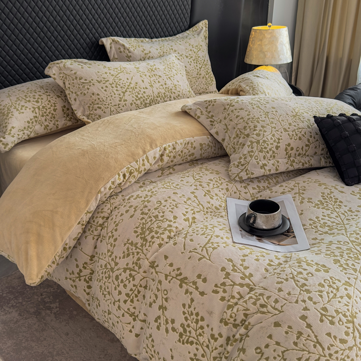 91家纺网 家纺一手货源 找家纺 女子家纺 2025新款高克重牛奶绒立体烂花四件套 秋景-咖