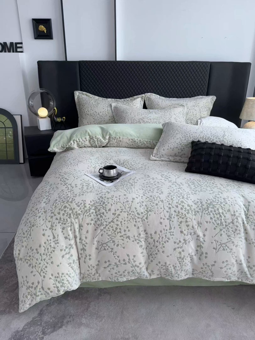 91家纺网 家纺一手货源 找家纺 女子家纺 2025新款高克重牛奶绒立体烂花四件套 秋景-绿