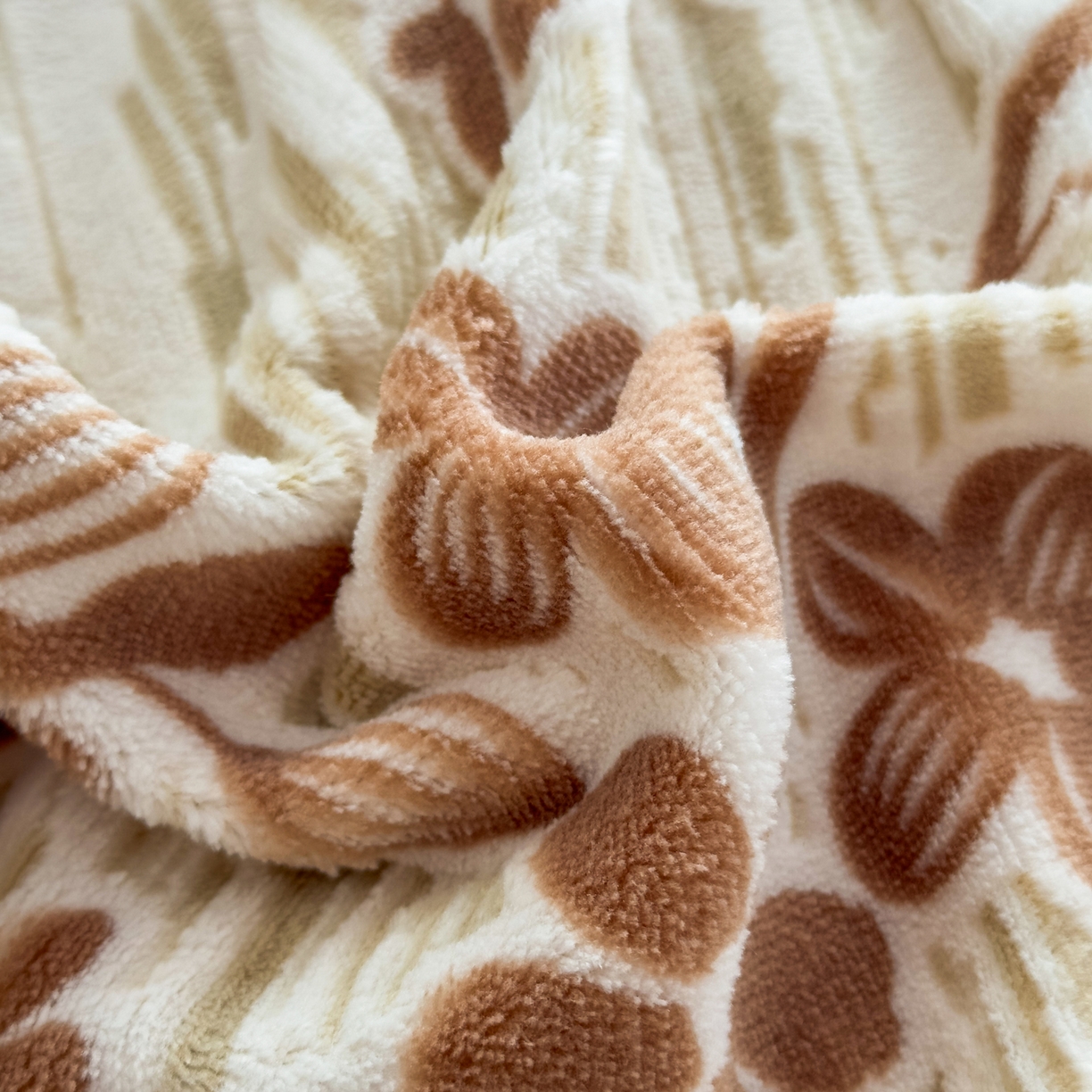 91家纺网 家纺一手货源 找家纺 女子家纺 2025新款高克重牛奶绒立体烂花四件套 叶语悠然-咖