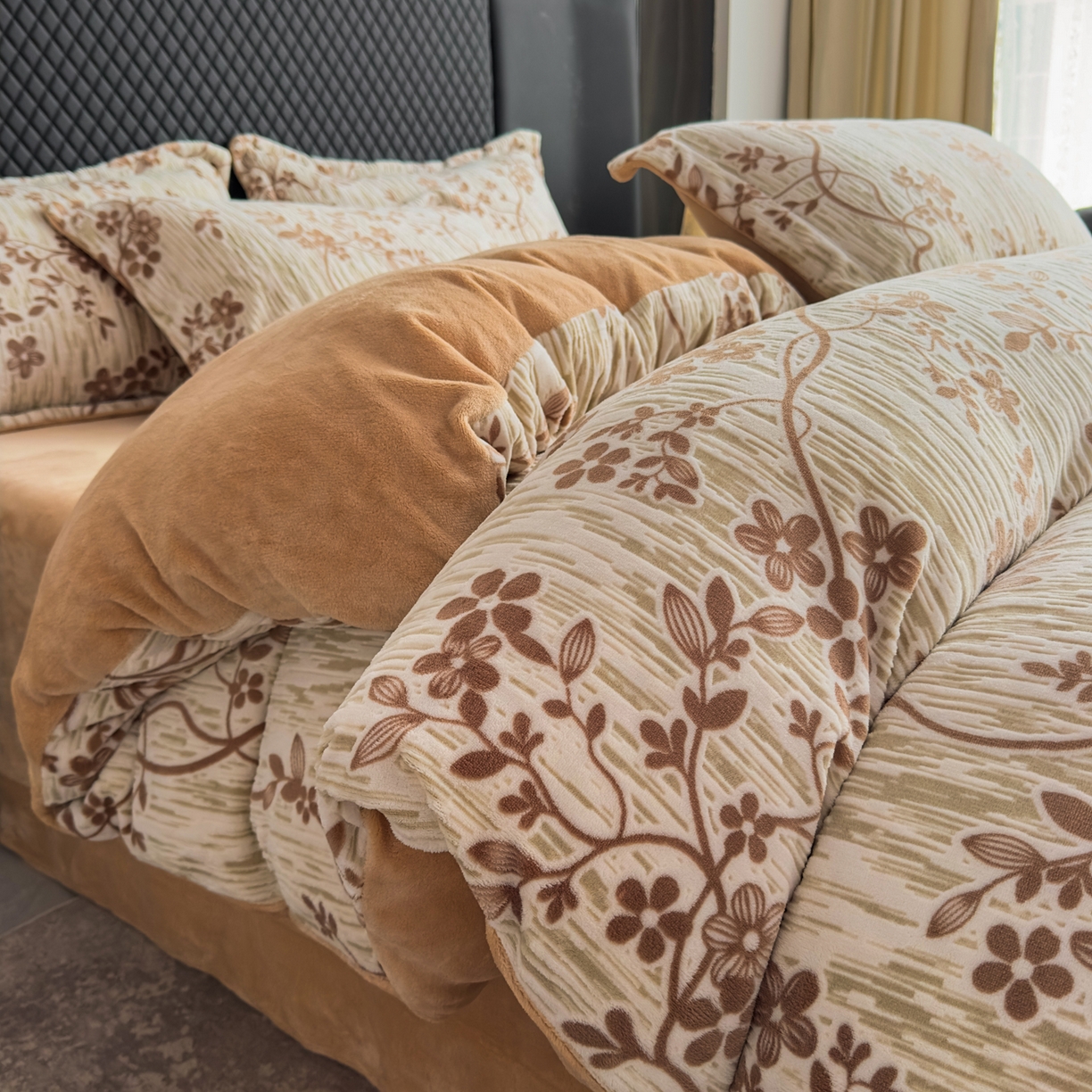 91家纺网 家纺一手货源 找家纺 女子家纺 2025新款高克重牛奶绒立体烂花四件套 叶语悠然-咖