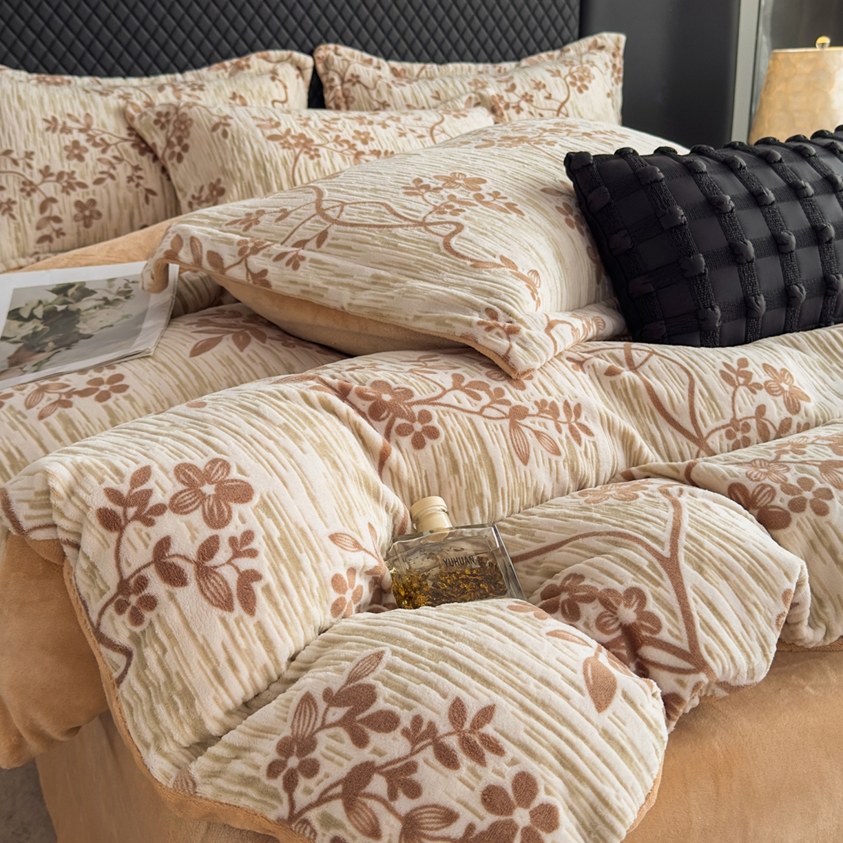 91家纺网 家纺一手货源 找家纺 女子家纺 2025新款高克重牛奶绒立体烂花四件套 叶语悠然-咖