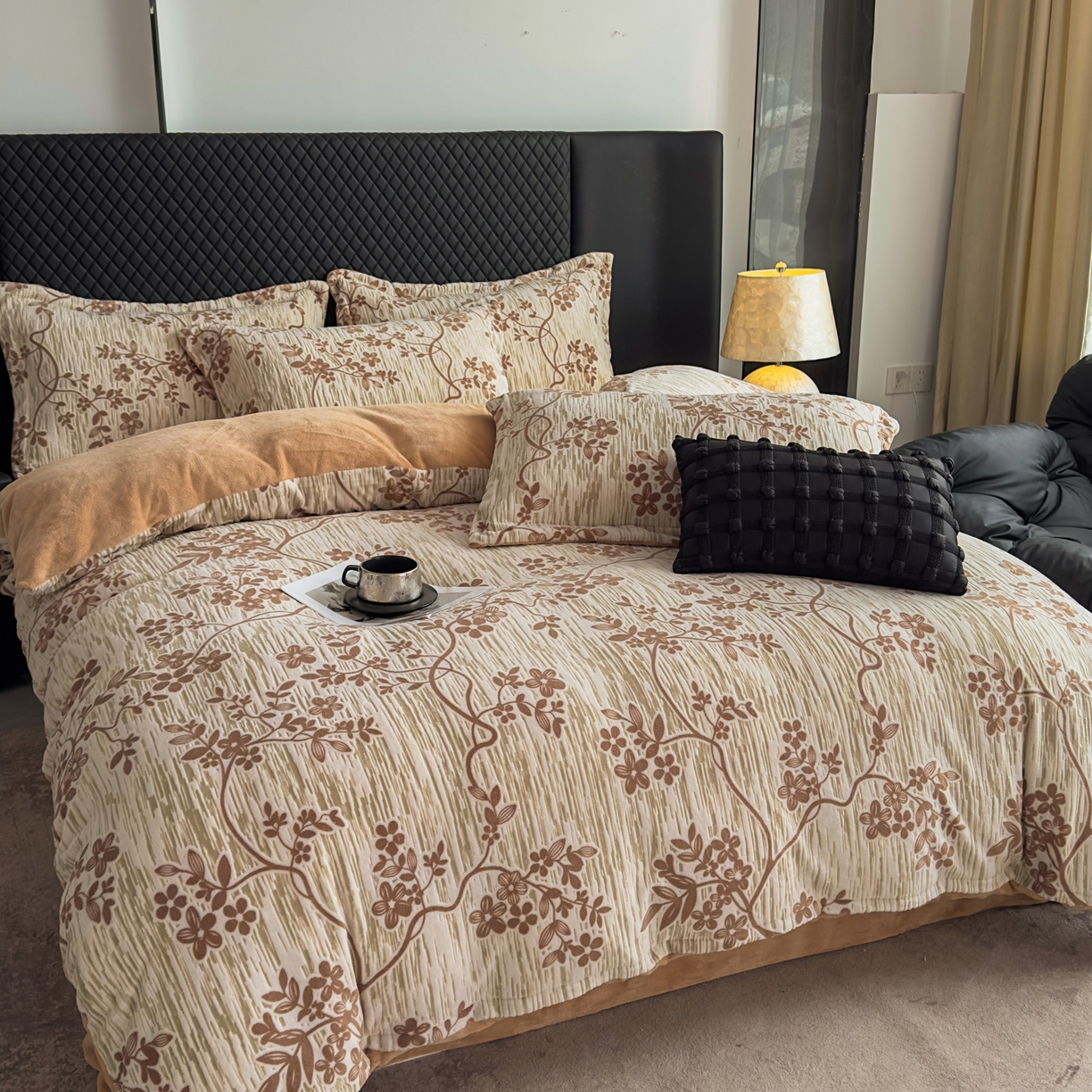 91家纺网 家纺一手货源 找家纺 女子家纺 2025新款高克重牛奶绒立体烂花四件套 叶语悠然-咖