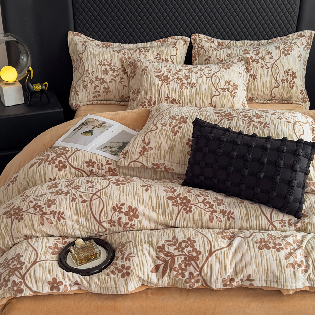 91家纺网 家纺一手货源 找家纺 女子家纺 2025新款高克重牛奶绒立体烂花四件套 叶语悠然-咖