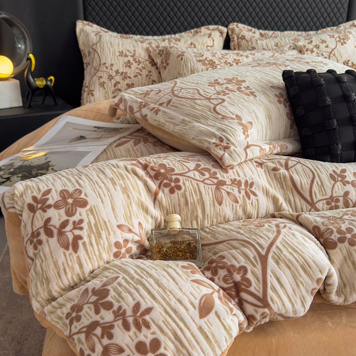 91家纺网 家纺一手货源 找家纺 女子家纺 2025新款高克重牛奶绒立体烂花四件套 叶语悠然-咖