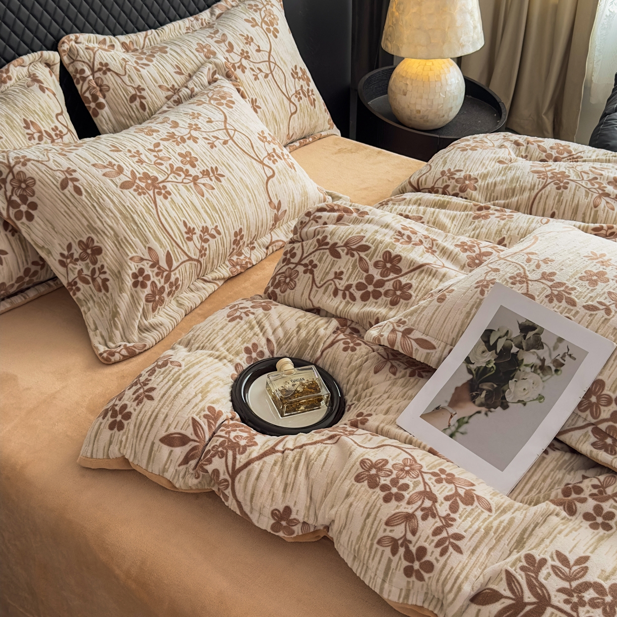 91家纺网 家纺一手货源 找家纺 女子家纺 2025新款高克重牛奶绒立体烂花四件套 叶语悠然-咖