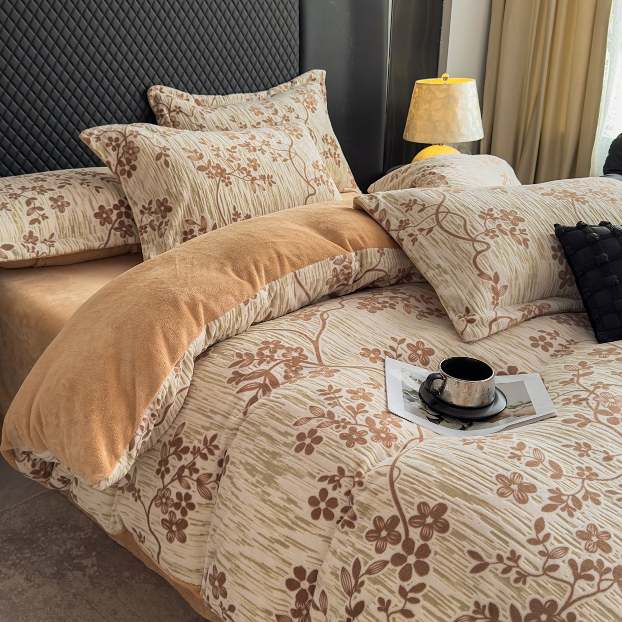 91家纺网 家纺一手货源 找家纺 女子家纺 2025新款高克重牛奶绒立体烂花四件套 叶语悠然-咖