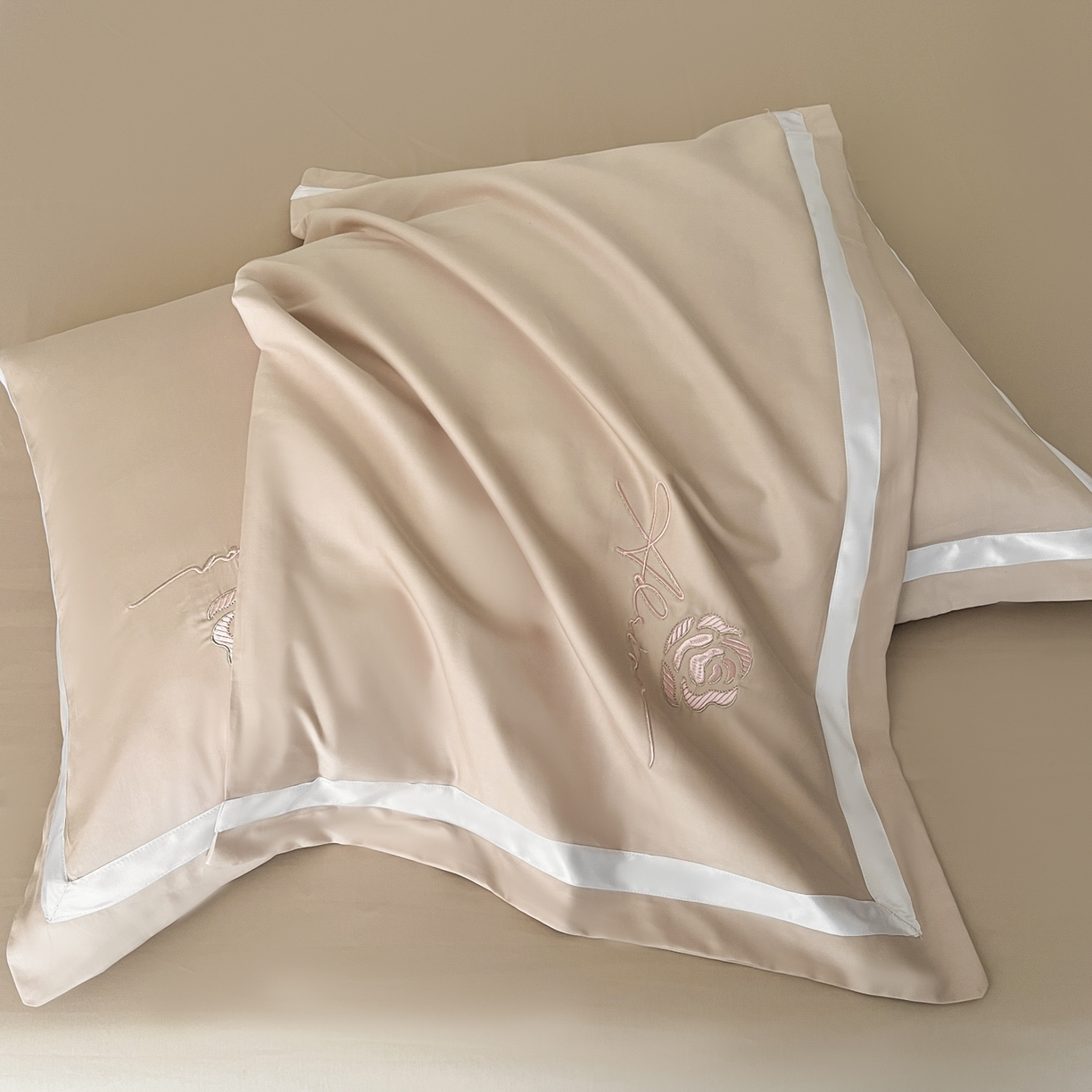 91家纺网 家纺一手货源 找家纺 新方向 2026新款刺绣全棉100s贡缎长绒棉四件套-茶花开了 茶花开了-香槟