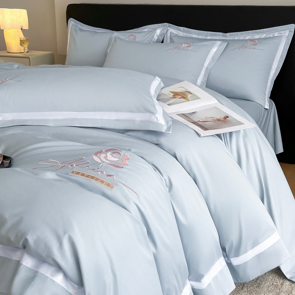 91家纺网 家纺一手货源 找家纺 新方向 2026新款刺绣全棉100s贡缎长绒棉四件套-茶花开了 茶花开了-星空蓝