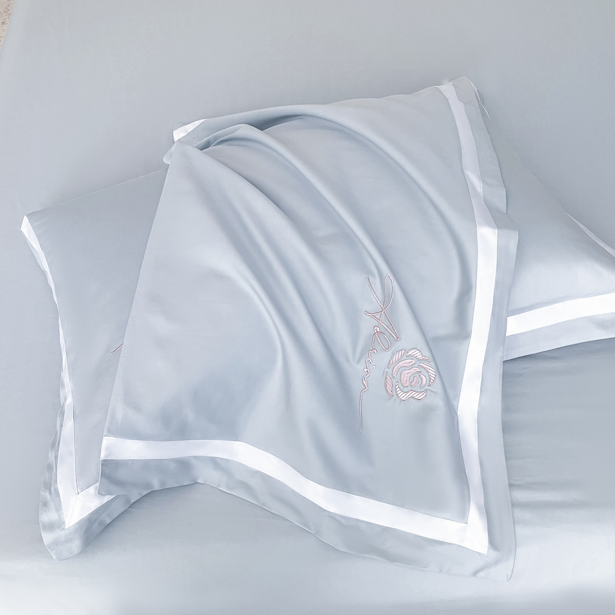 91家纺网 家纺一手货源 找家纺 新方向 2026新款刺绣全棉100s贡缎长绒棉四件套-茶花开了 茶花开了-星空蓝