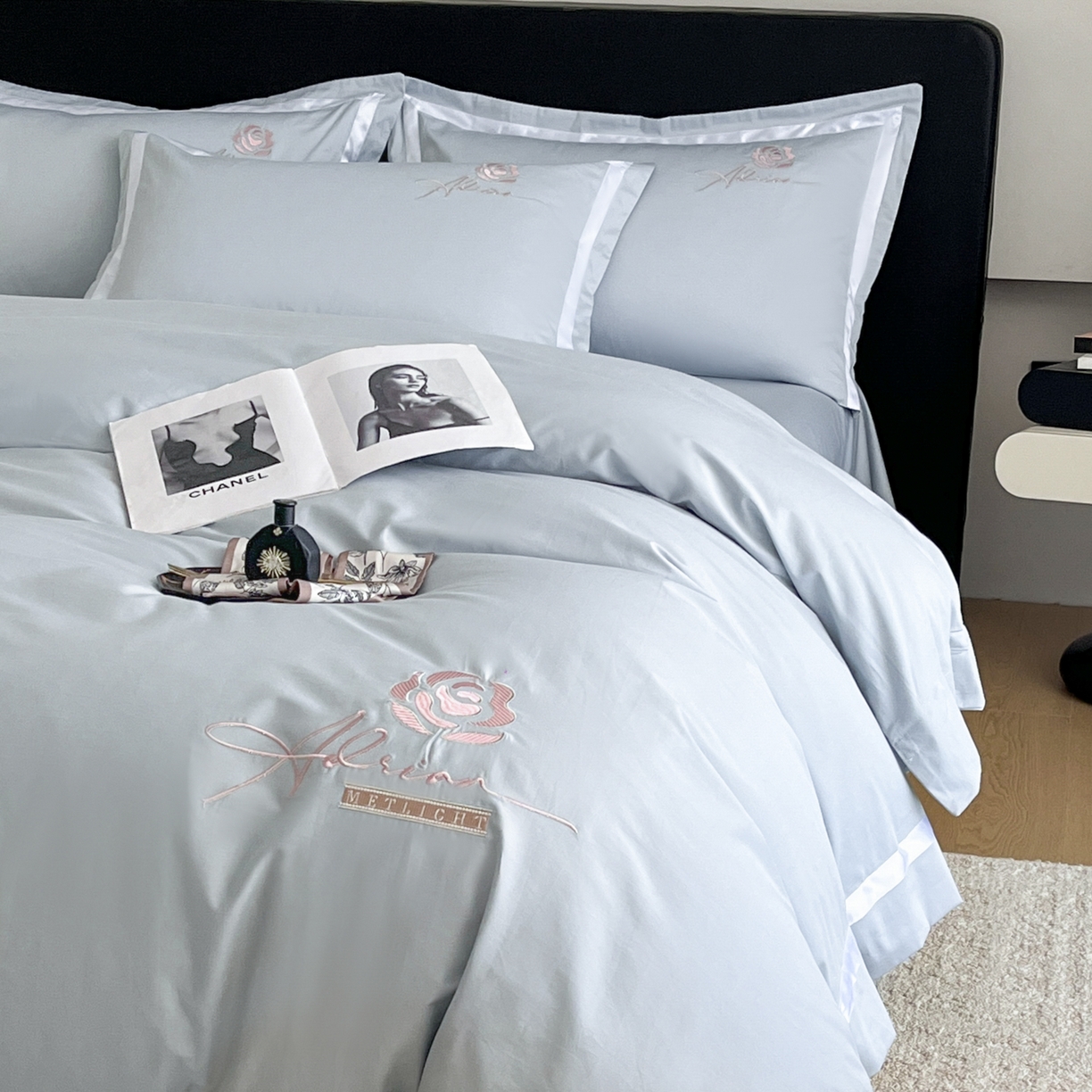 91家纺网 家纺一手货源 找家纺 新方向 2026新款刺绣全棉100s贡缎长绒棉四件套-茶花开了 茶花开了-星空蓝