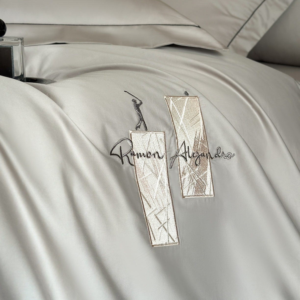 91家纺网 家纺一手货源 找家纺 新方向 2026新款刺绣全棉100s贡缎长绒棉四件套-哈德森 哈德森-爵士灰