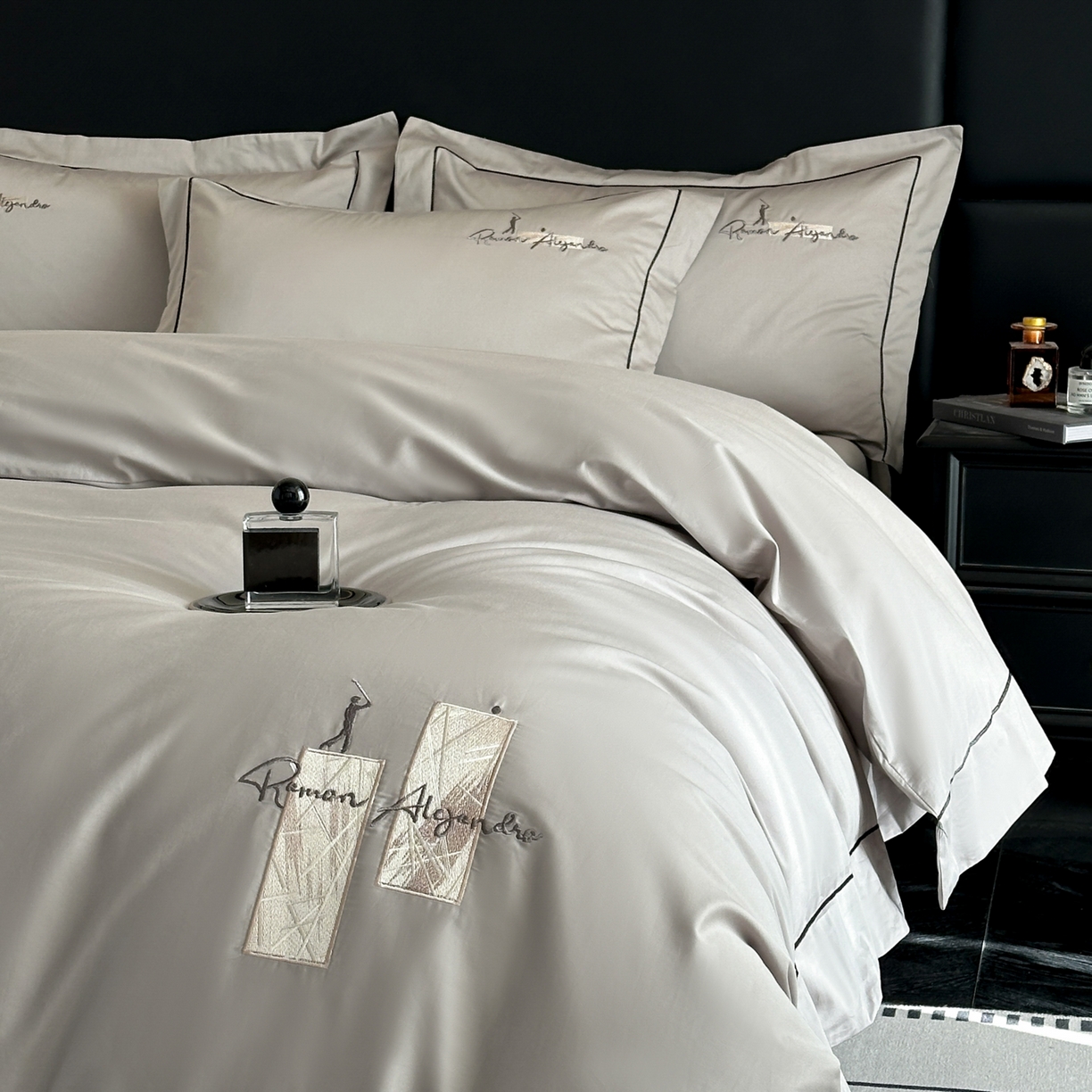 91家纺网 家纺一手货源 找家纺 新方向 2026新款刺绣全棉100s贡缎长绒棉四件套-哈德森 哈德森-爵士灰