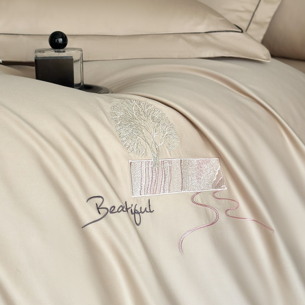 91家纺网 家纺一手货源 找家纺 新方向 2025新款刺绣全棉100s贡缎长绒棉四件套-往事 往事-香槟