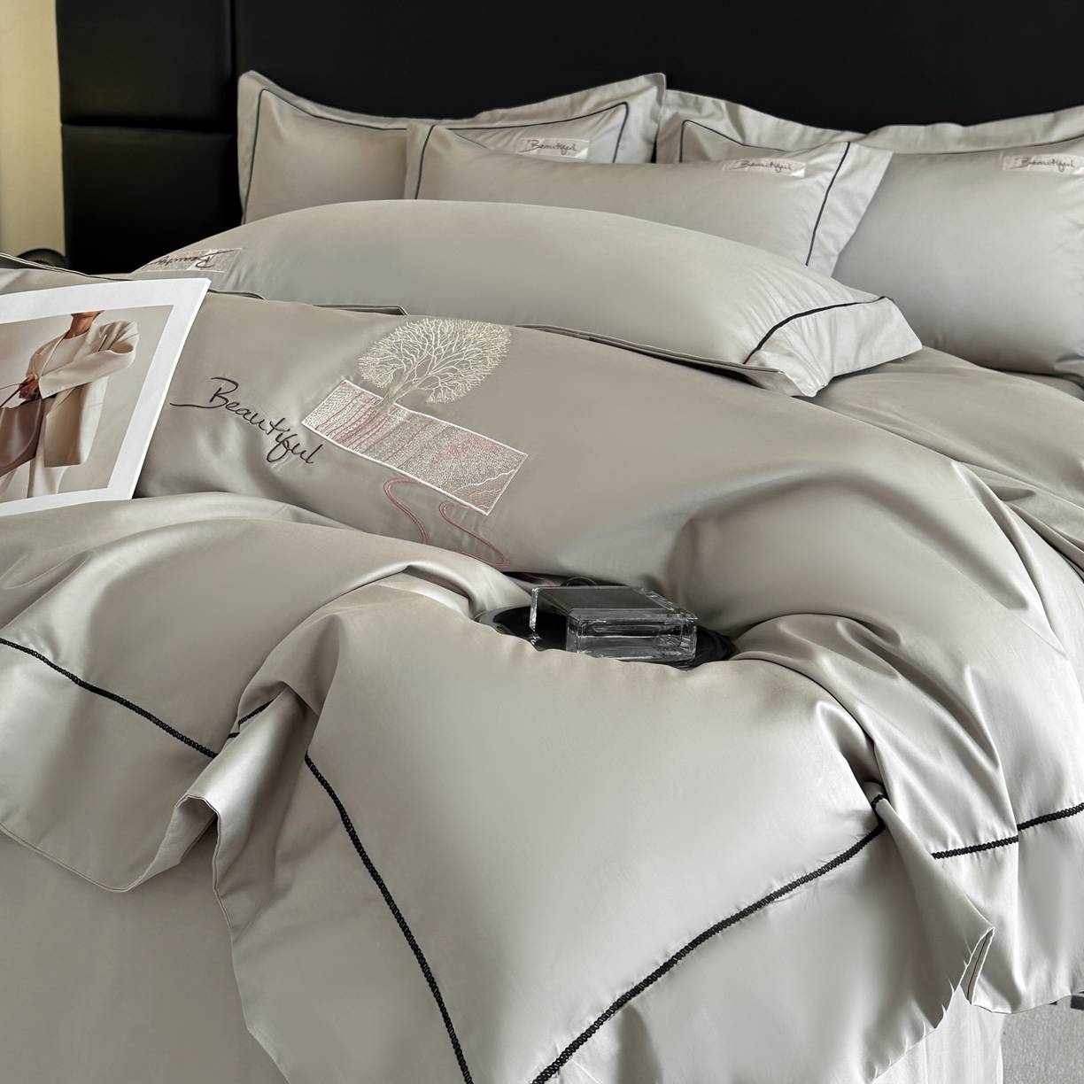 91家纺网 家纺一手货源 找家纺 新方向 2025新款刺绣全棉100s贡缎长绒棉四件套-往事 往事-爵士灰