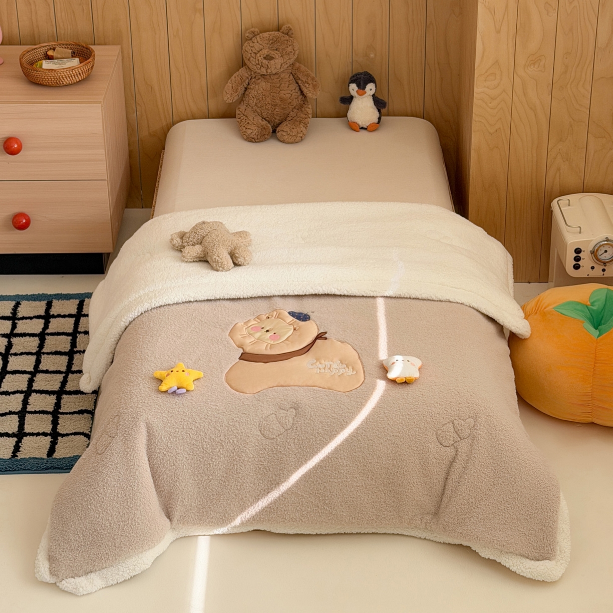 91家纺网 家纺一手货源 找家纺 喜多兔儿童家纺 2025新款圆圆系列抗菌恒温奶柔羊咩绒毯毛毯被 卡其色圆滚滚的小狮子