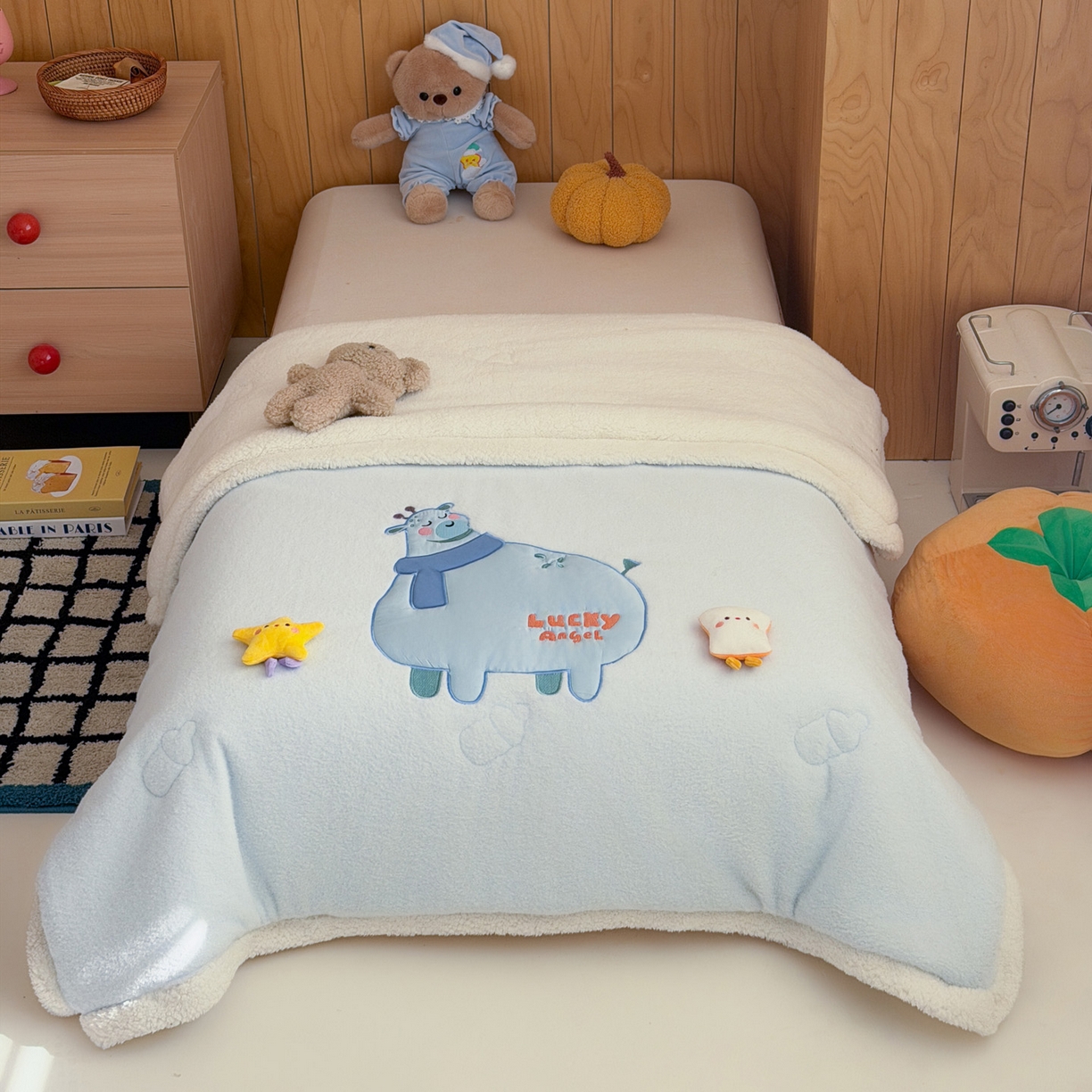 91家纺网 家纺一手货源 找家纺 喜多兔儿童家纺 2025新款圆圆系列抗菌恒温奶柔羊咩绒毯毛毯被 蓝色圆滚滚的小鹿