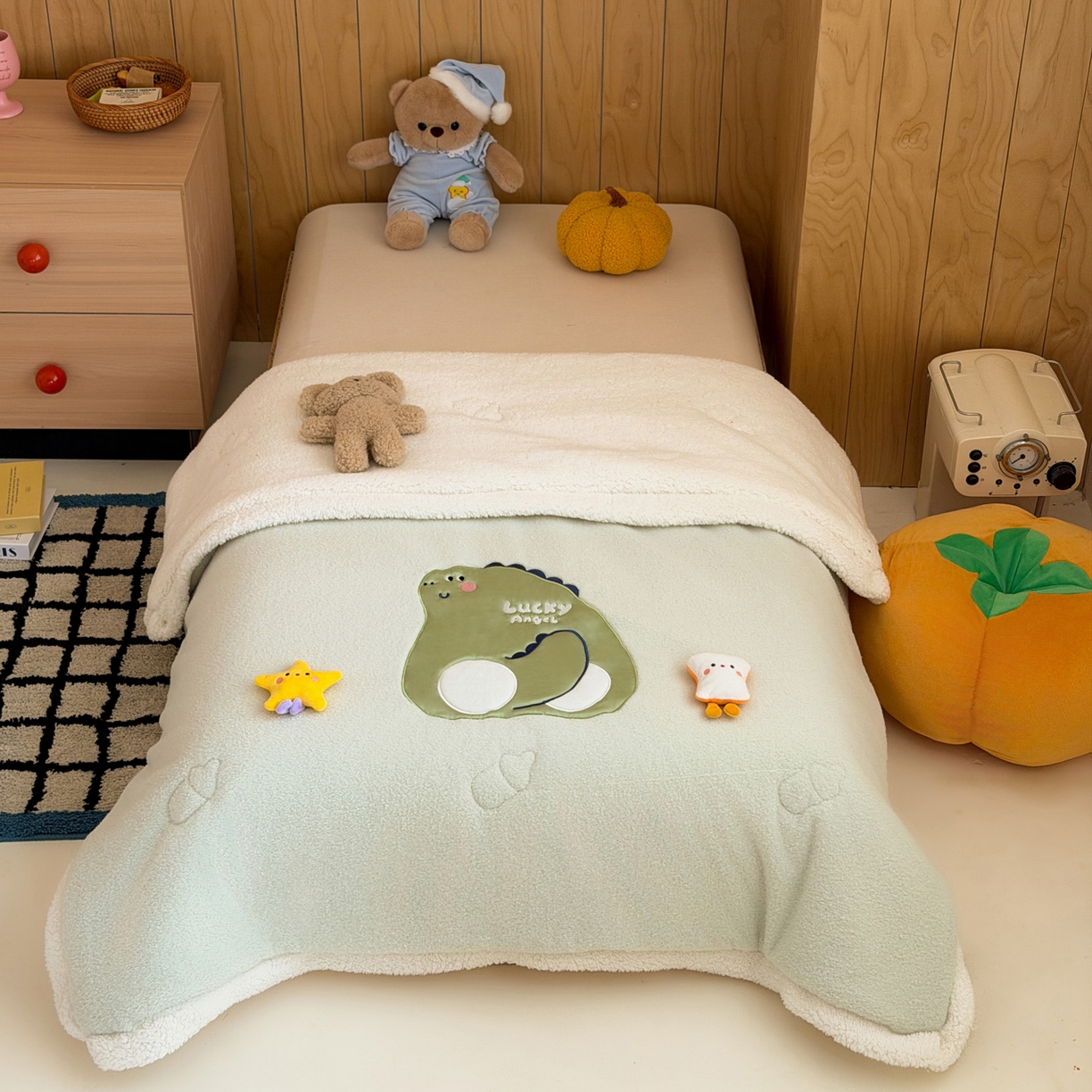 91家纺网 家纺一手货源 找家纺 喜多兔儿童家纺 2025新款圆圆系列抗菌恒温奶柔羊咩绒毯毛毯被 绿色圆滚滚的小恐龙