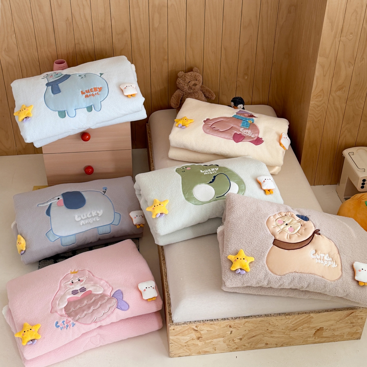 91家纺网 家纺一手货源 找家纺 喜多兔儿童家纺 2025新款圆圆系列抗菌恒温奶柔羊咩绒毯毛毯被 组合