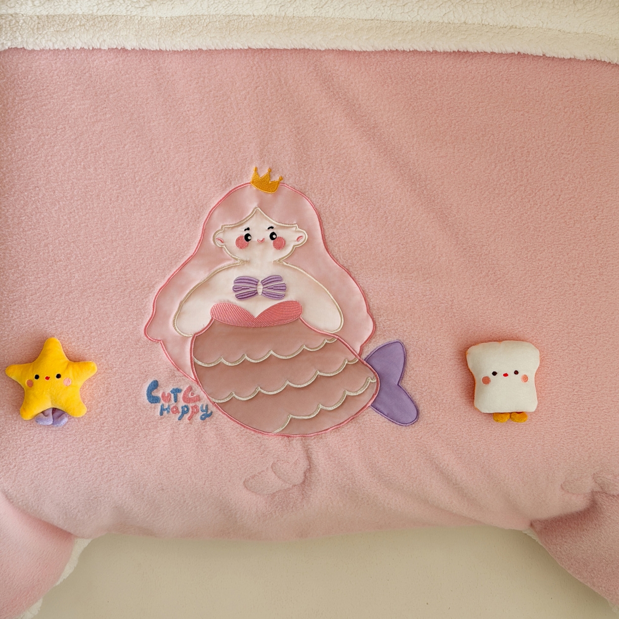 91家纺网 家纺一手货源 找家纺 喜多兔儿童家纺 2025新款圆圆系列抗菌恒温奶柔羊咩绒毯毛毯被 粉色圆滚滚的美人鱼