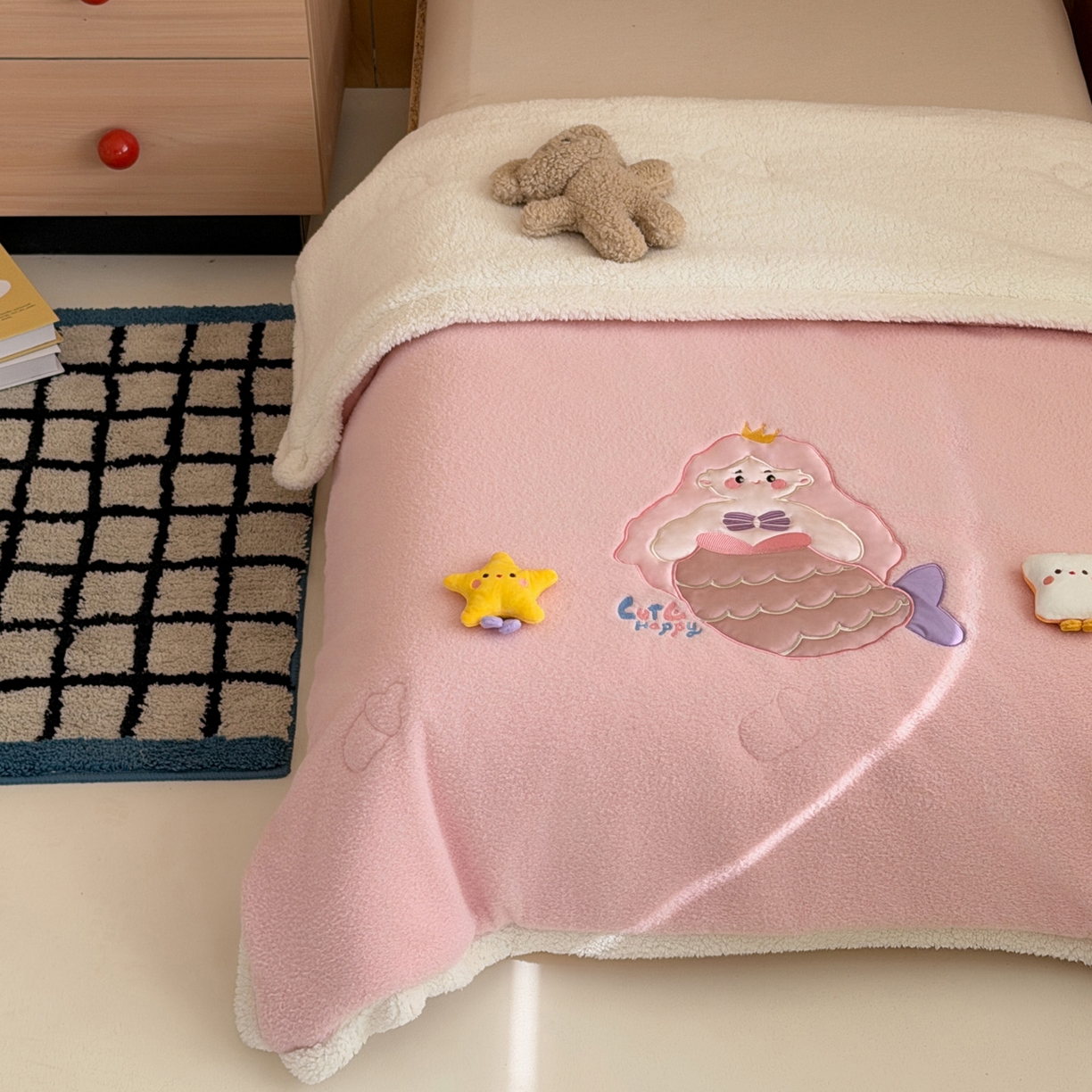 91家纺网 家纺一手货源 找家纺 喜多兔儿童家纺 2025新款圆圆系列抗菌恒温奶柔羊咩绒毯毛毯被 粉色圆滚滚的美人鱼