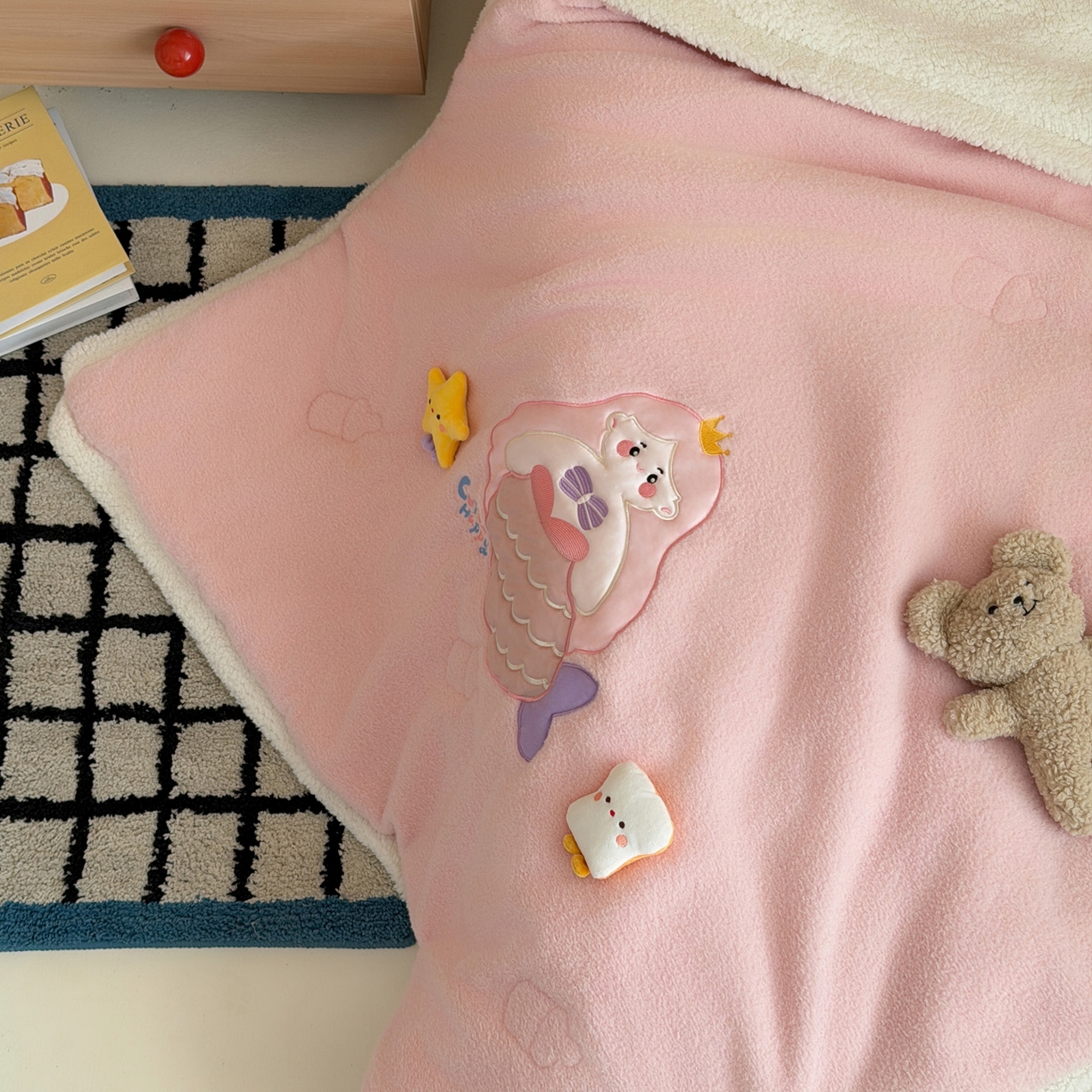 91家纺网 家纺一手货源 找家纺 喜多兔儿童家纺 2025新款圆圆系列抗菌恒温奶柔羊咩绒毯毛毯被 粉色圆滚滚的美人鱼