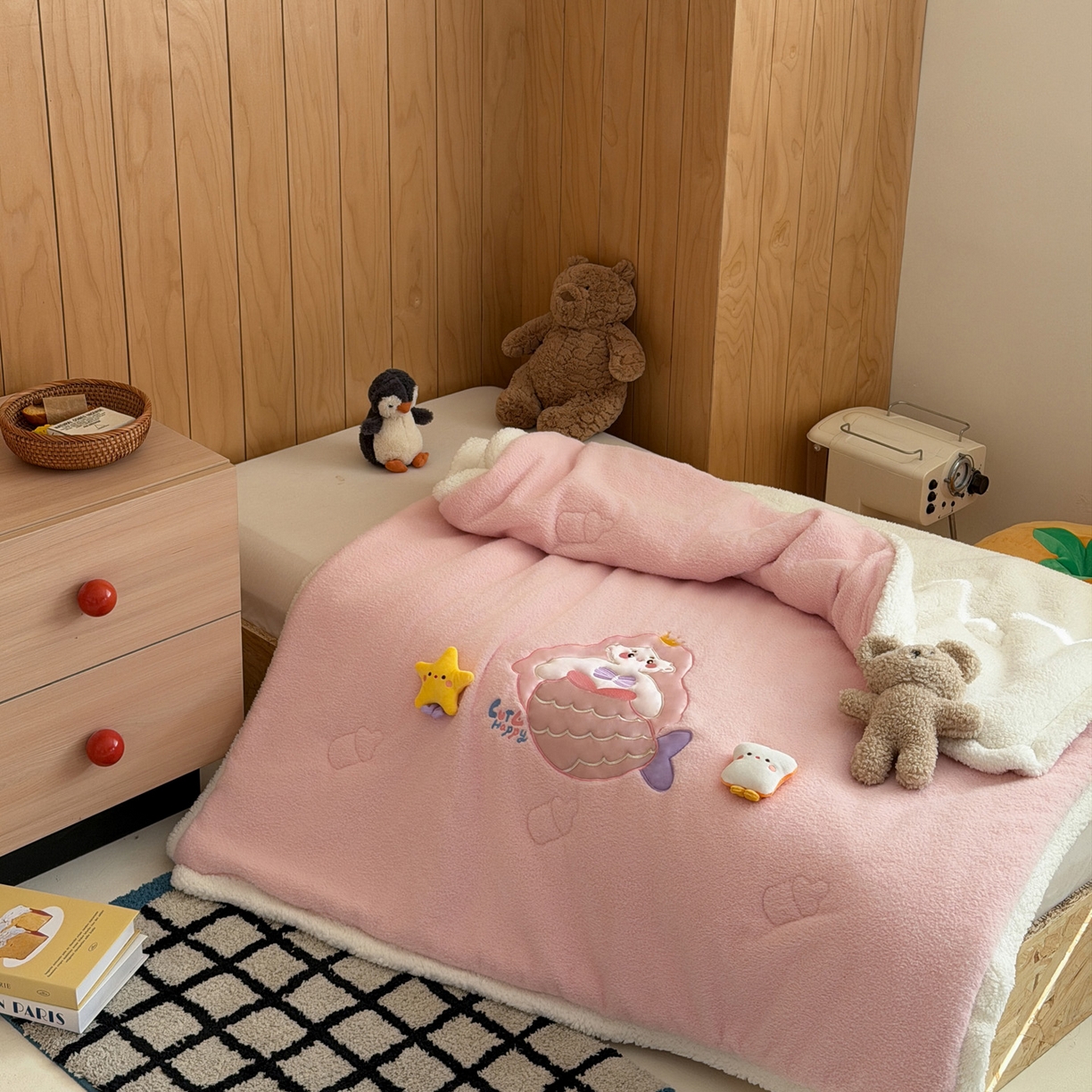 91家纺网 家纺一手货源 找家纺 喜多兔儿童家纺 2025新款圆圆系列抗菌恒温奶柔羊咩绒毯毛毯被 粉色圆滚滚的美人鱼