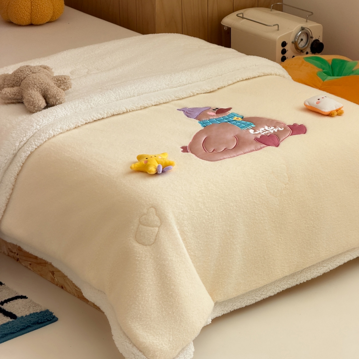 91家纺网 家纺一手货源 找家纺 喜多兔儿童家纺 2025新款圆圆系列抗菌恒温奶柔羊咩绒毯毛毯被 黄色圆滚滚的小鸭子