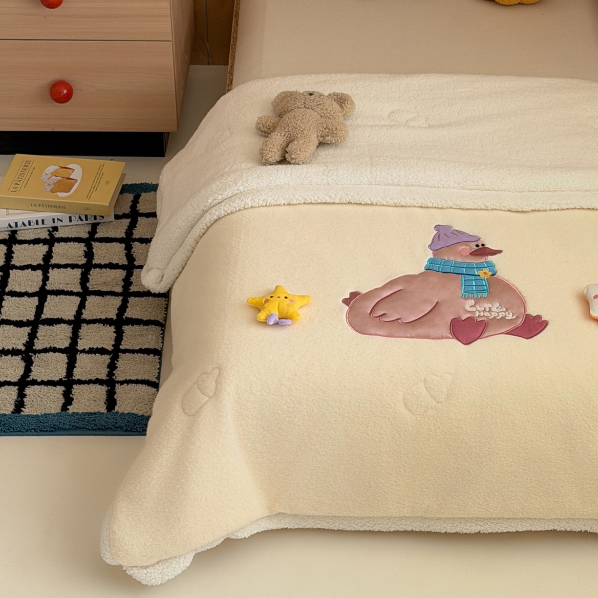 91家纺网 家纺一手货源 找家纺 喜多兔儿童家纺 2025新款圆圆系列抗菌恒温奶柔羊咩绒毯毛毯被 黄色圆滚滚的小鸭子