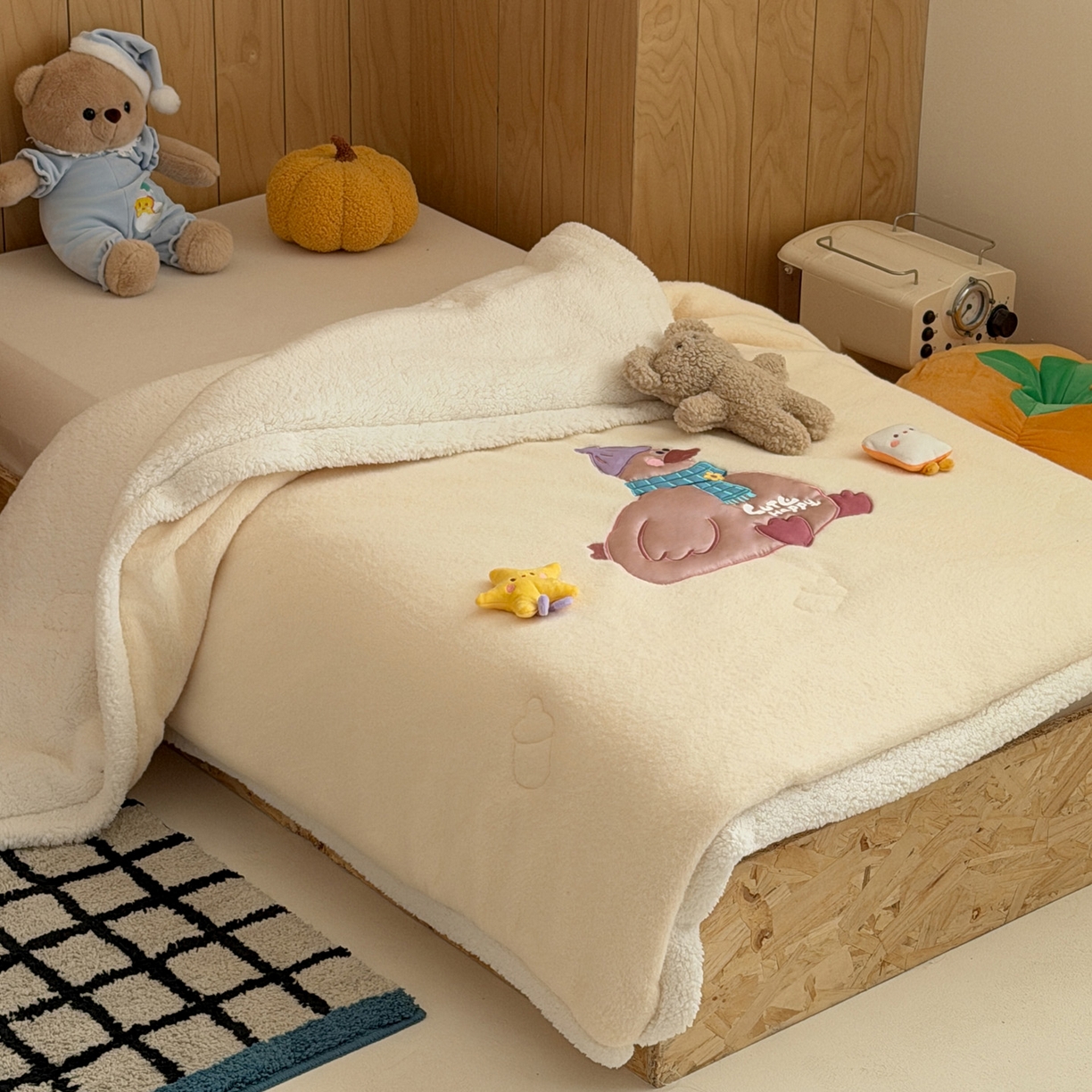 91家纺网 家纺一手货源 找家纺 喜多兔儿童家纺 2025新款圆圆系列抗菌恒温奶柔羊咩绒毯毛毯被 黄色圆滚滚的小鸭子