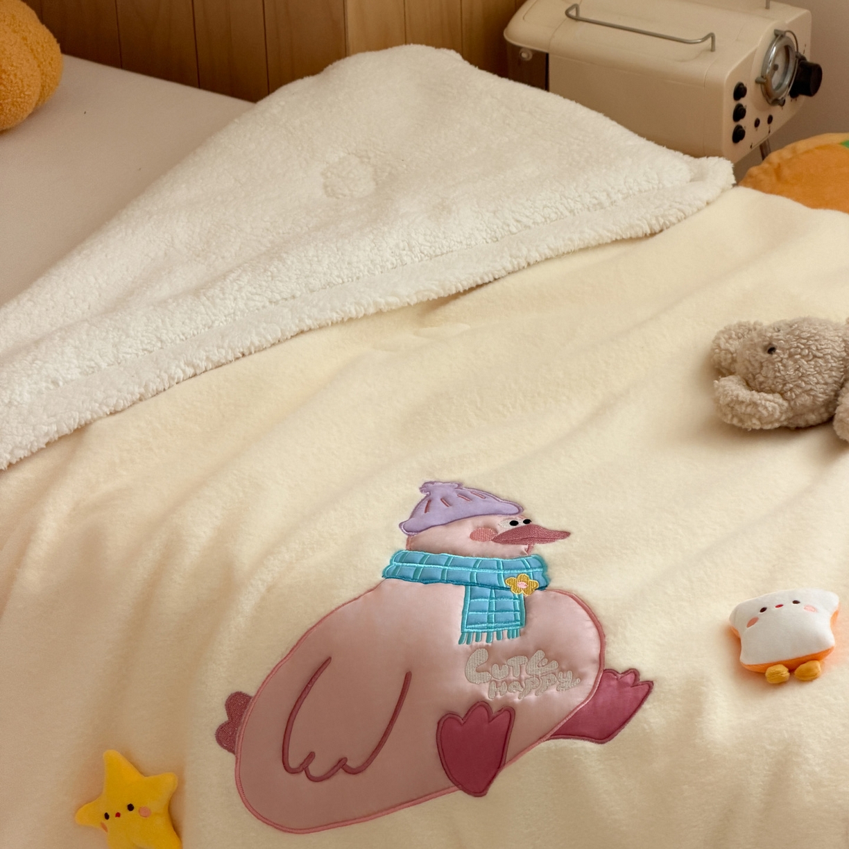 91家纺网 家纺一手货源 找家纺 喜多兔儿童家纺 2025新款圆圆系列抗菌恒温奶柔羊咩绒毯毛毯被 黄色圆滚滚的小鸭子