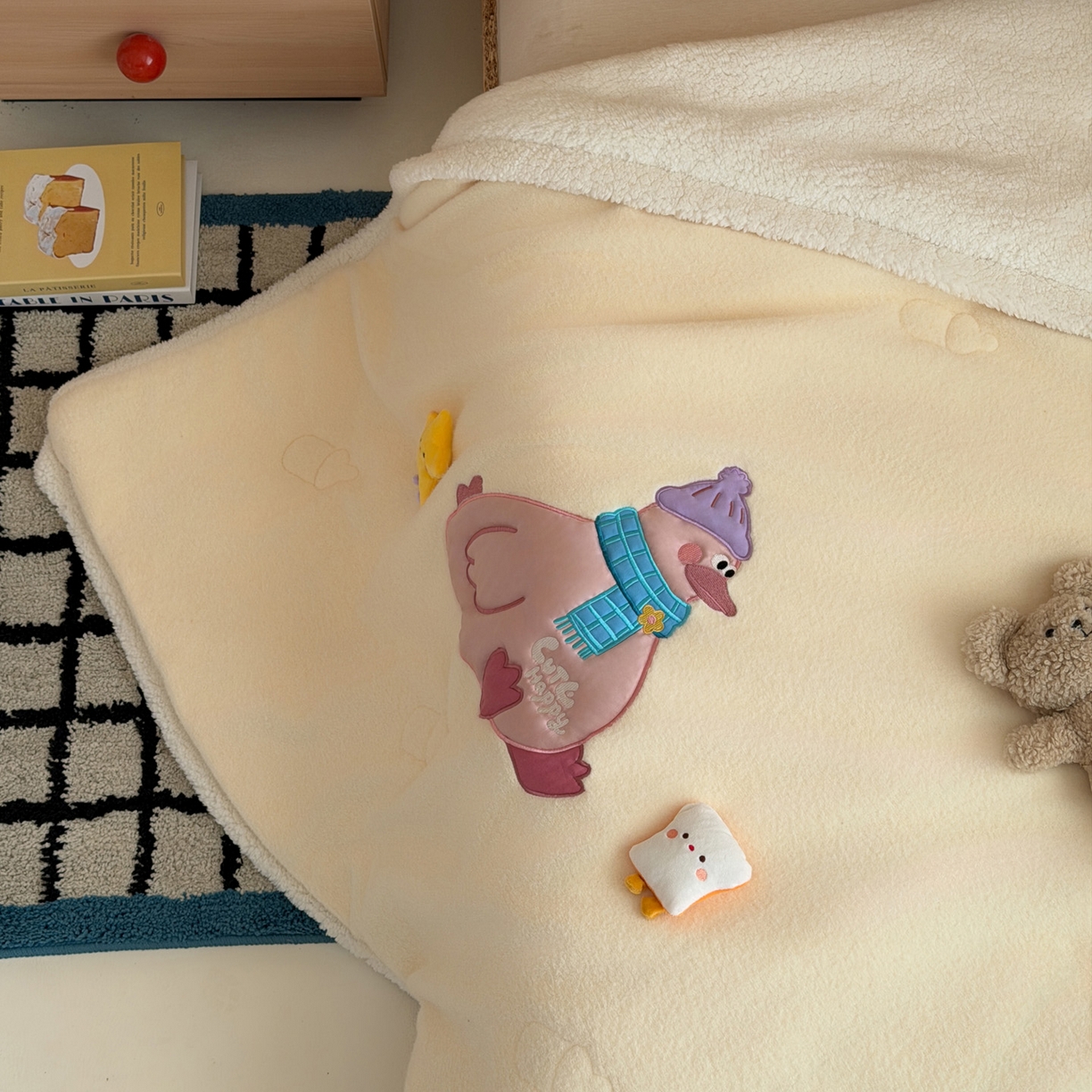 91家纺网 家纺一手货源 找家纺 喜多兔儿童家纺 2025新款圆圆系列抗菌恒温奶柔羊咩绒毯毛毯被 黄色圆滚滚的小鸭子