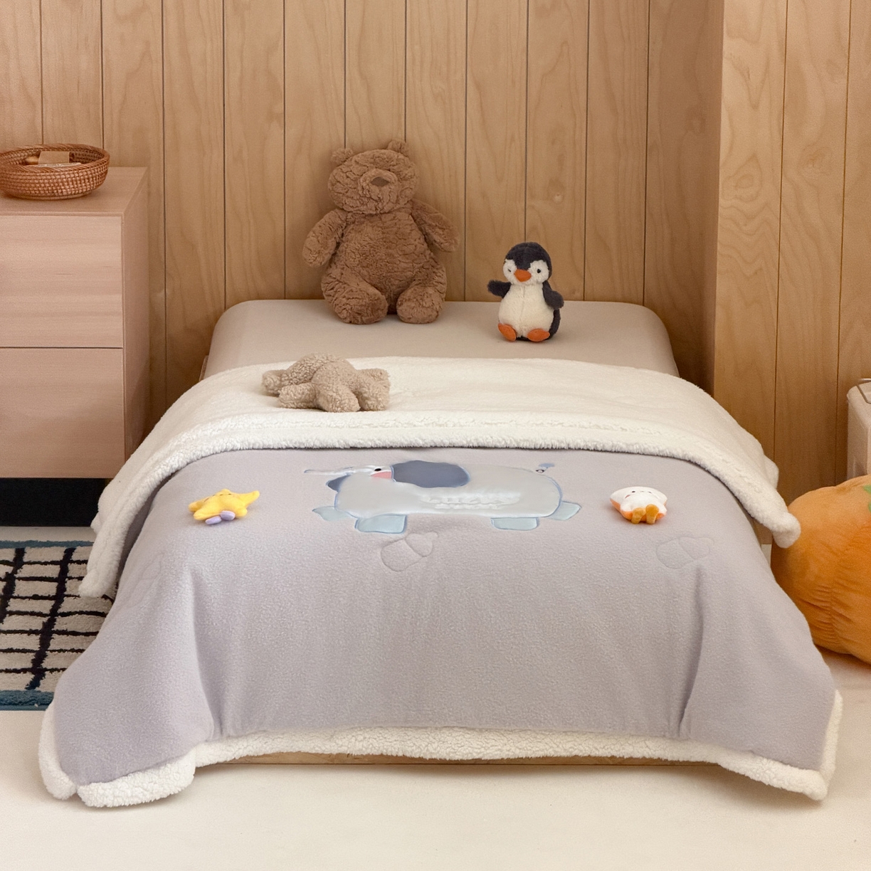 91家纺网 家纺一手货源 找家纺 喜多兔儿童家纺 2025新款圆圆系列抗菌恒温奶柔羊咩绒毯毛毯被 灰色圆滚滚的小象