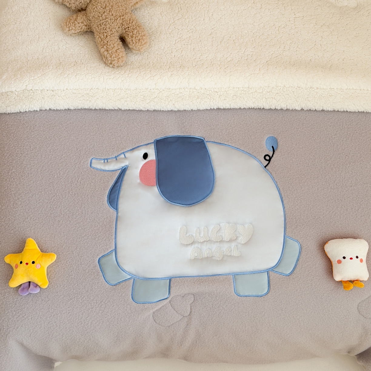 91家纺网 家纺一手货源 找家纺 喜多兔儿童家纺 2025新款圆圆系列抗菌恒温奶柔羊咩绒毯毛毯被 灰色圆滚滚的小象