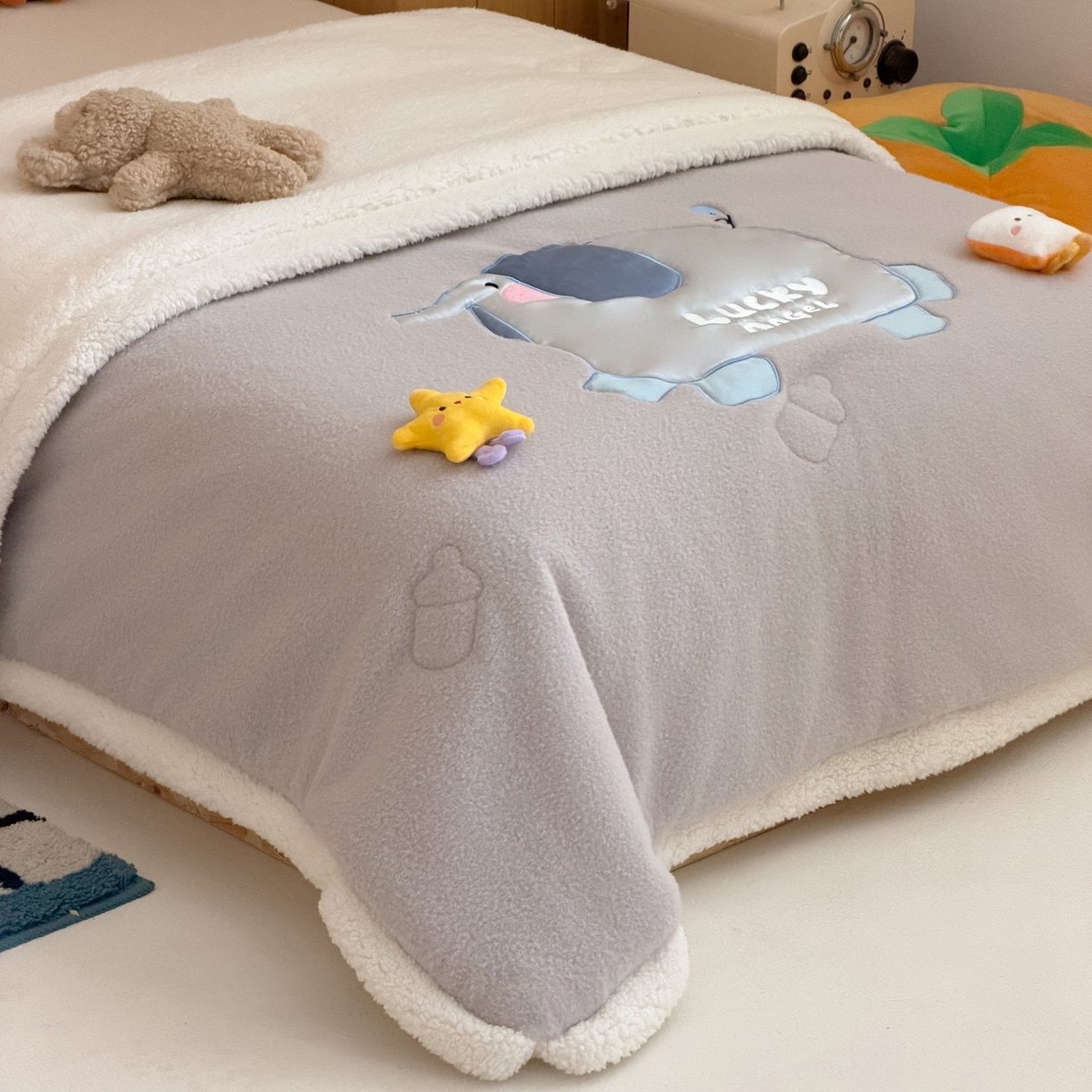 91家纺网 家纺一手货源 找家纺 喜多兔儿童家纺 2025新款圆圆系列抗菌恒温奶柔羊咩绒毯毛毯被 灰色圆滚滚的小象