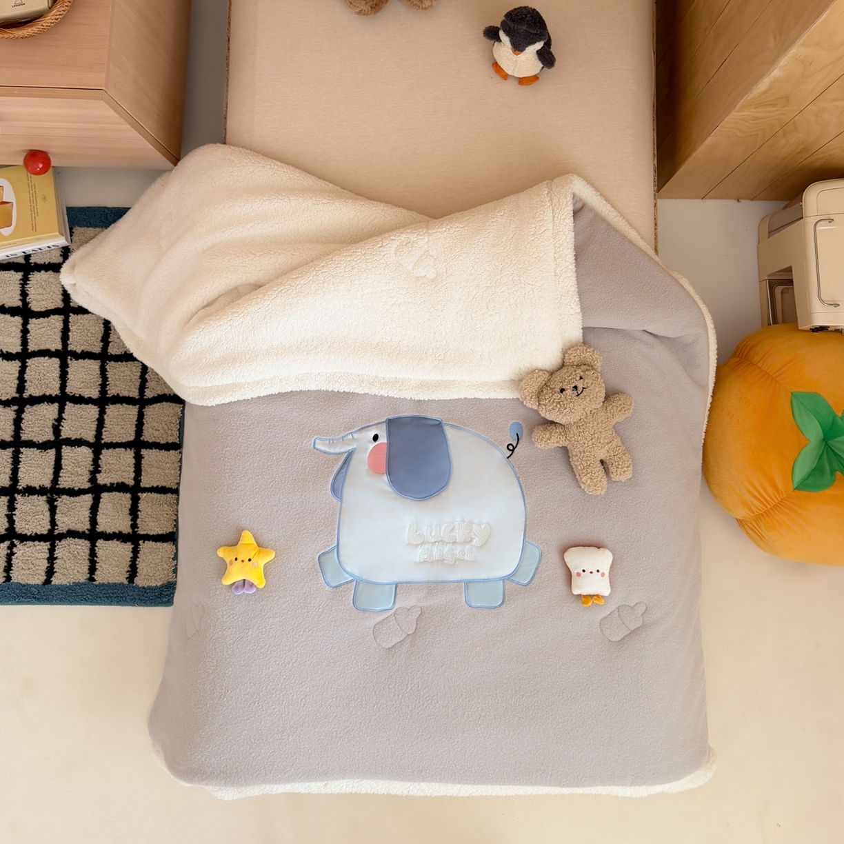 91家纺网 家纺一手货源 找家纺 喜多兔儿童家纺 2025新款圆圆系列抗菌恒温奶柔羊咩绒毯毛毯被 灰色圆滚滚的小象