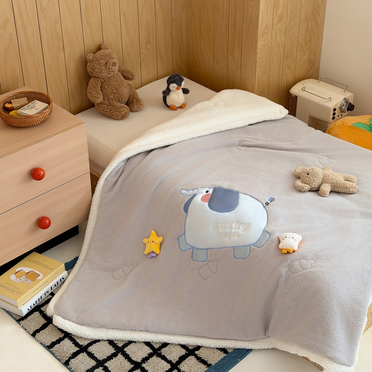 91家纺网 家纺一手货源 找家纺 喜多兔儿童家纺 2025新款圆圆系列抗菌恒温奶柔羊咩绒毯毛毯被 灰色圆滚滚的小象