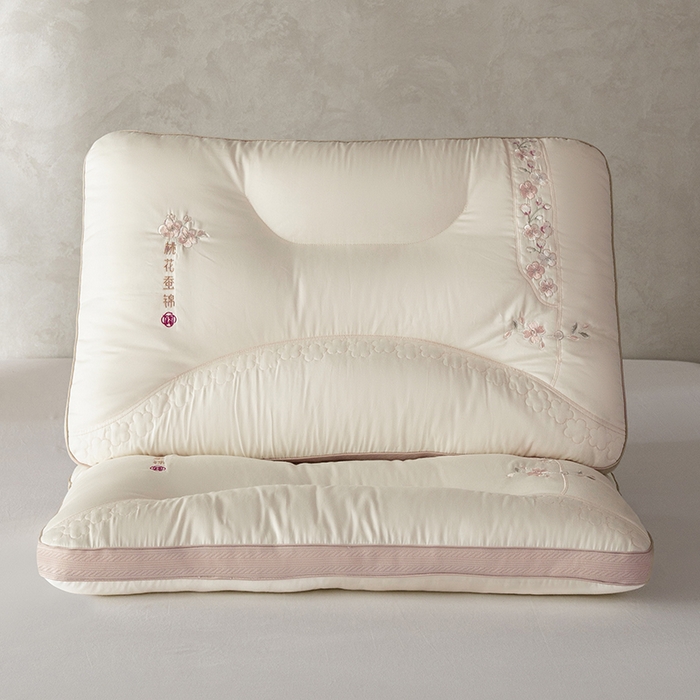91家纺网 家纺一手货源 找家纺 （总）昕科 2025新款锦绣桃花枕-全棉纯棉粉色桃花刺绣枕头枕芯