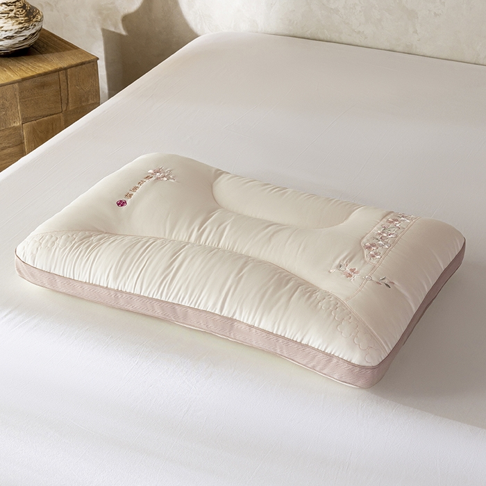 91家纺网 家纺一手货源 找家纺 （总）昕科 2025新款锦绣桃花枕-全棉纯棉粉色桃花刺绣枕头枕芯