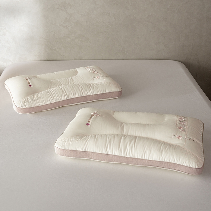 91家纺网 家纺一手货源 找家纺 （总）昕科 2025新款锦绣桃花枕-全棉纯棉粉色桃花刺绣枕头枕芯