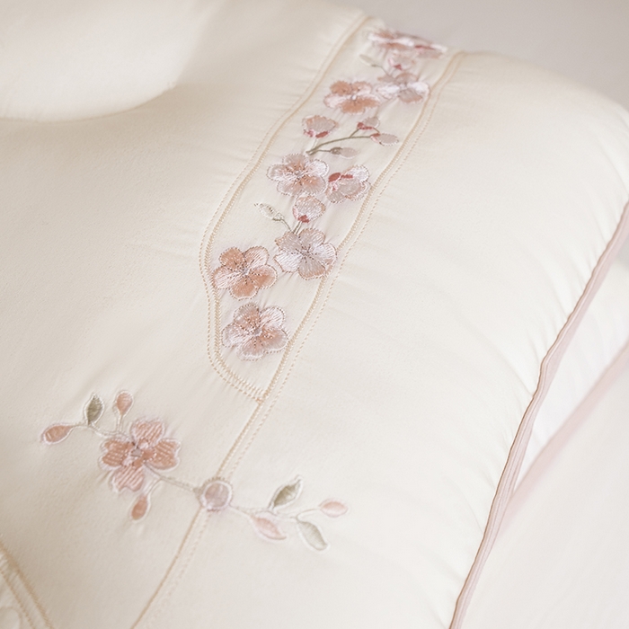 91家纺网 家纺一手货源 找家纺 昕科 2025新款锦绣桃花枕-全棉纯棉粉色桃花刺绣枕头枕芯 锦绣桃花枕一对