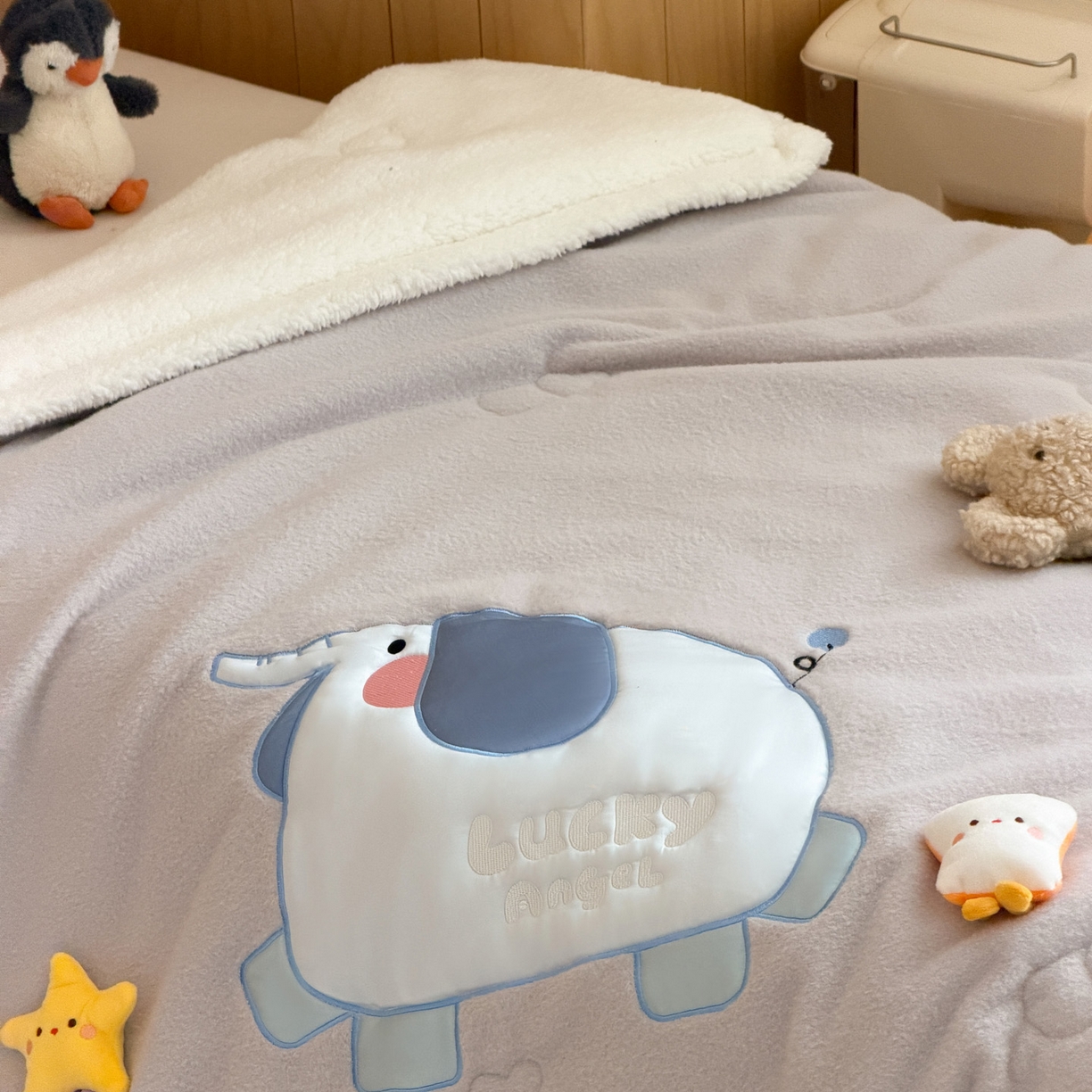 91家纺网 家纺一手货源 找家纺 喜多兔儿童家纺 2025新款圆圆系列抗菌恒温奶柔羊咩绒毯毛毯被 灰色圆滚滚的小象