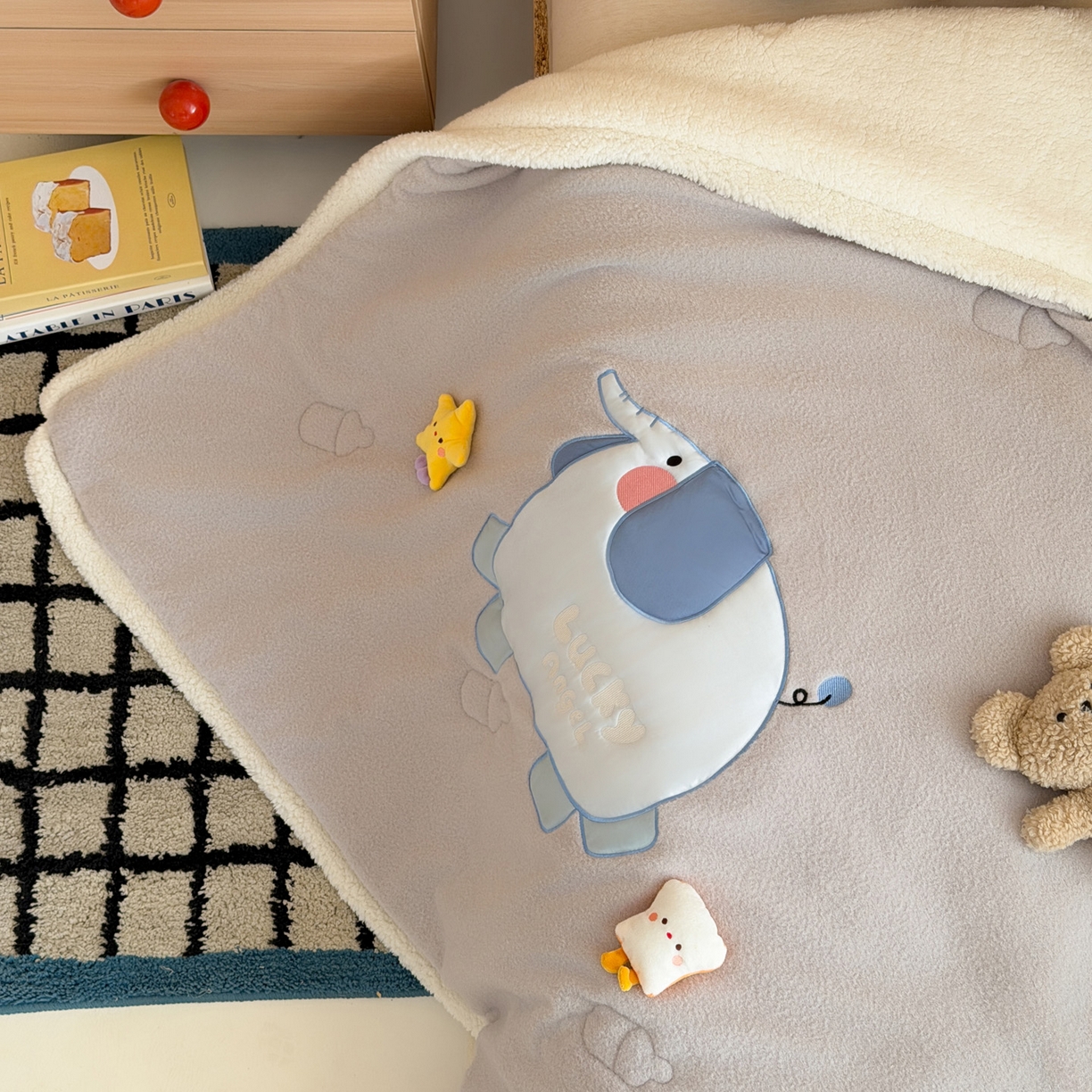 91家纺网 家纺一手货源 找家纺 喜多兔儿童家纺 2025新款圆圆系列抗菌恒温奶柔羊咩绒毯毛毯被 灰色圆滚滚的小象