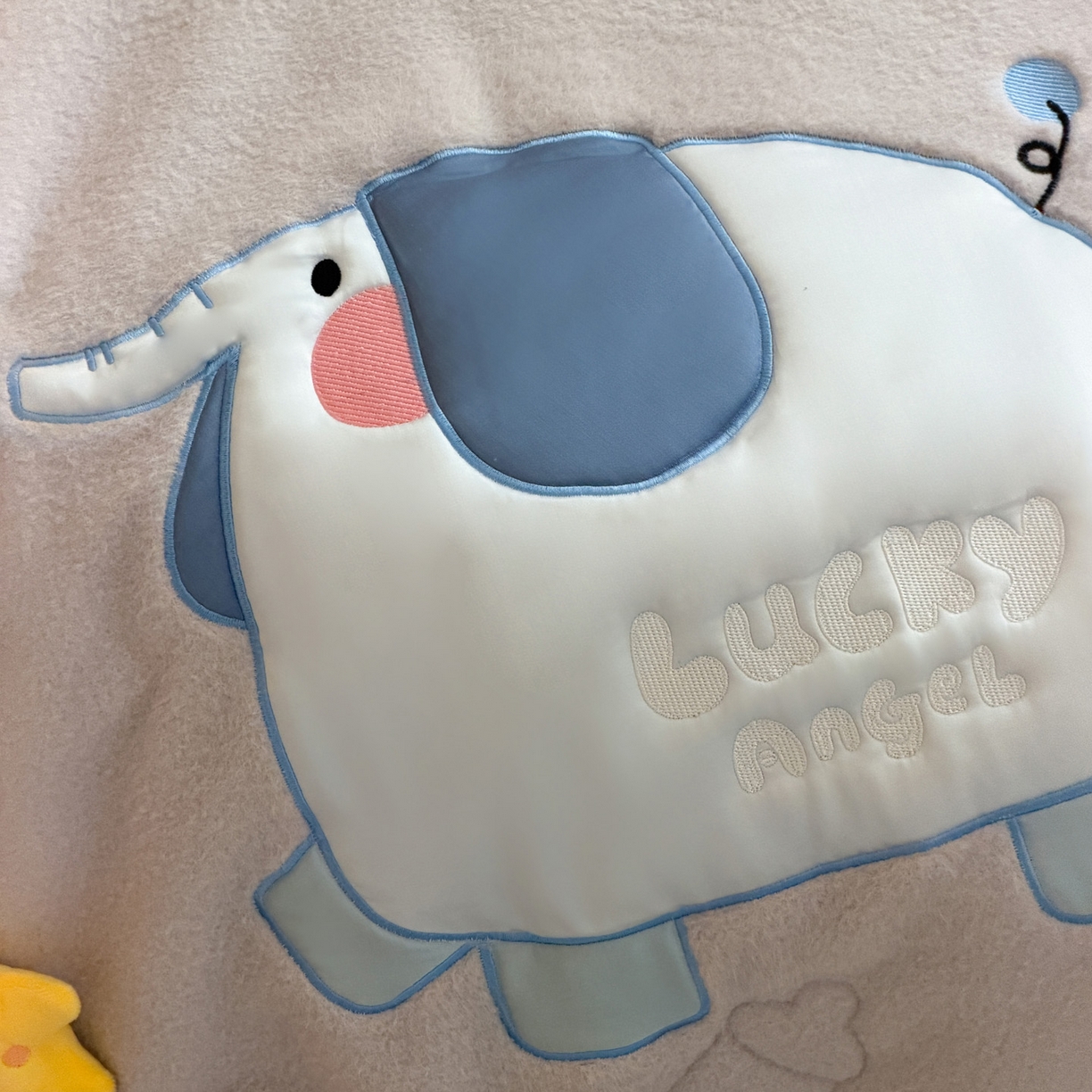 91家纺网 家纺一手货源 找家纺 喜多兔儿童家纺 2025新款圆圆系列抗菌恒温奶柔羊咩绒毯毛毯被 灰色圆滚滚的小象