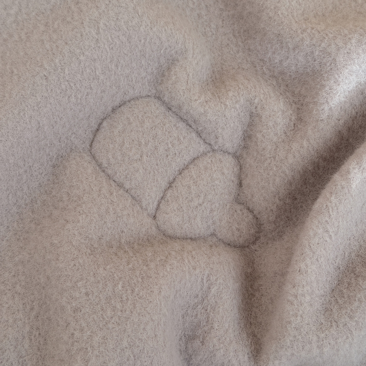 91家纺网 家纺一手货源 找家纺 喜多兔儿童家纺 2025新款圆圆系列抗菌恒温奶柔羊咩绒毯毛毯被 灰色圆滚滚的小象