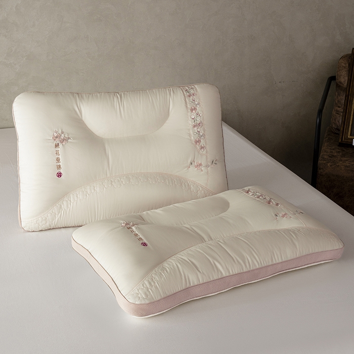 91家纺网 家纺一手货源 找家纺 （总）昕科 2025新款锦绣桃花枕-全棉纯棉粉色桃花刺绣枕头枕芯