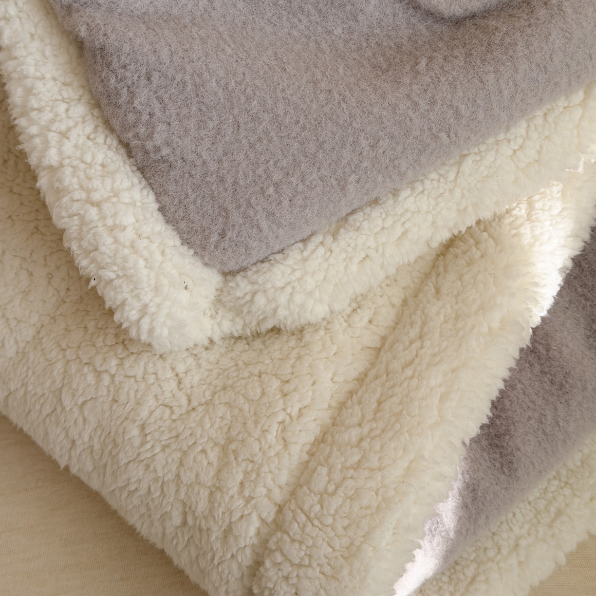 91家纺网 家纺一手货源 找家纺 喜多兔儿童家纺 2025新款圆圆系列抗菌恒温奶柔羊咩绒毯毛毯被 灰色圆滚滚的小象